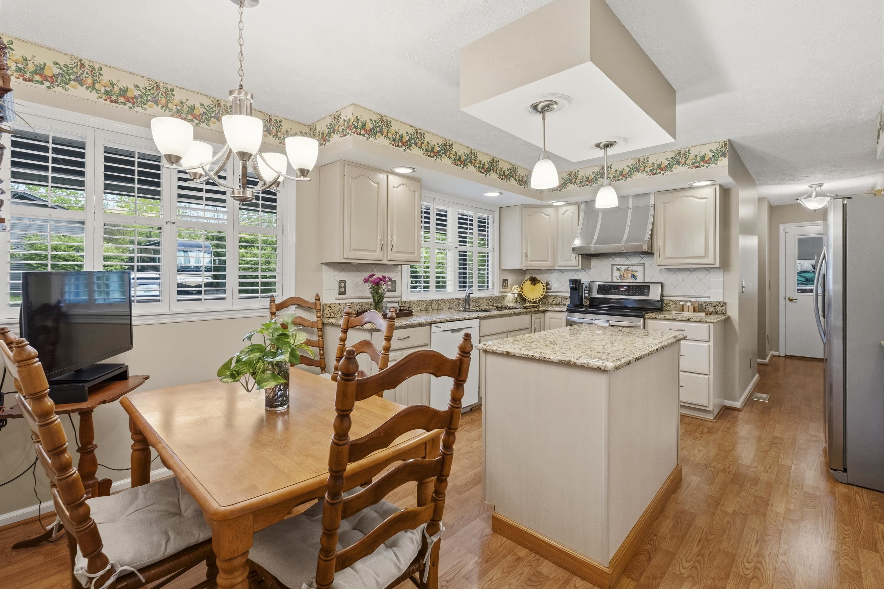 https://zimg.paragon.ice.com/ParagonImages/Property/PH/AABRKY/60608/5/0/0/7bbd6f24712668a856345d7bfe25ec24/0/fd0f195efccb929c61ac280746cb3be4/60608-c56f5d64-ca42-4fd4-beac-4f5229dab807.JPG