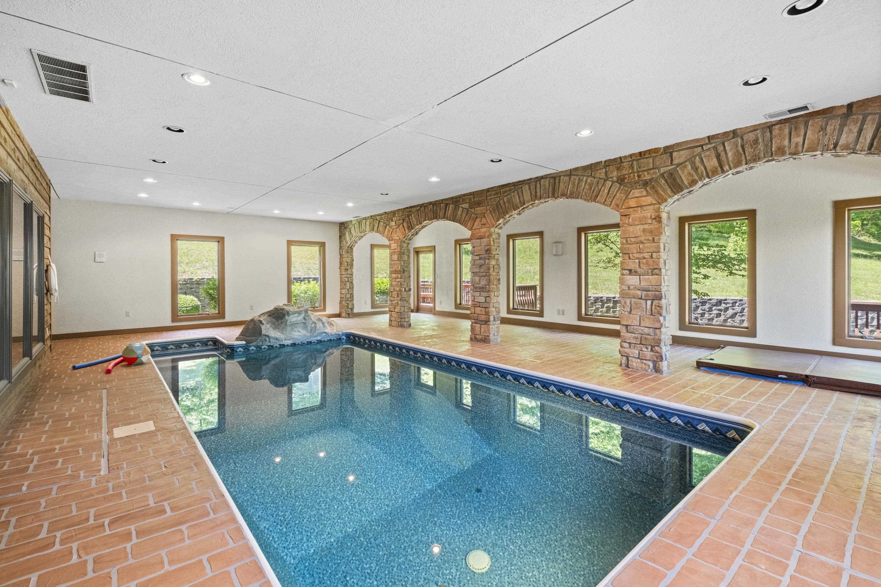 https://zimg.paragon.ice.com/ParagonImages/Property/PH/AABRKY/60619/2/0/0/c4e635afbc3f6ea0bd5e3e5d7c76faed/0/9f6f80b3ff74964b189460c467b7e45b/60619-efbe861c-8258-439a-b661-b66377b4a30f.JPG