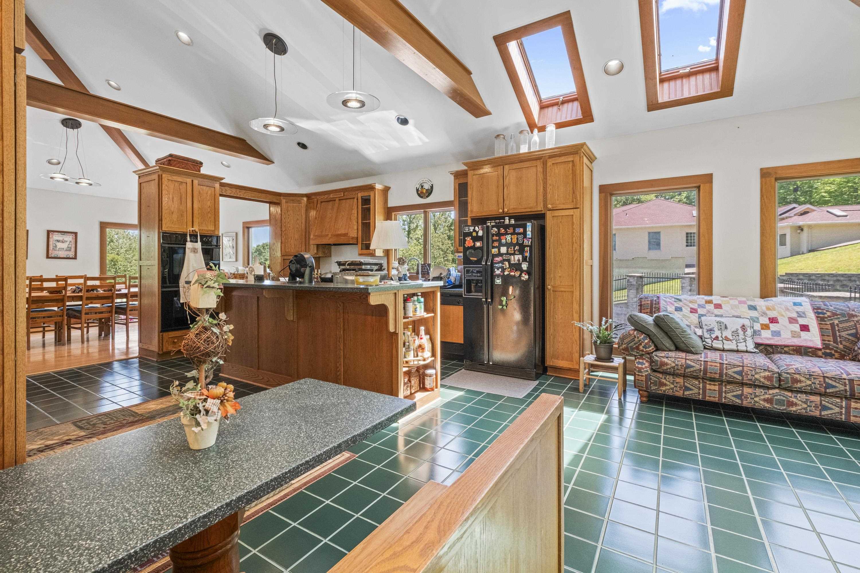 https://zimg.paragon.ice.com/ParagonImages/Property/PH/AABRKY/60619/5/0/0/7ea87ac16f64cdf6877ced981e02cd4f/0/9f6f80b3ff74964b189460c467b7e45b/60619-3d83f2b9-5311-441d-a2b2-fd93527bfc4b.JPG