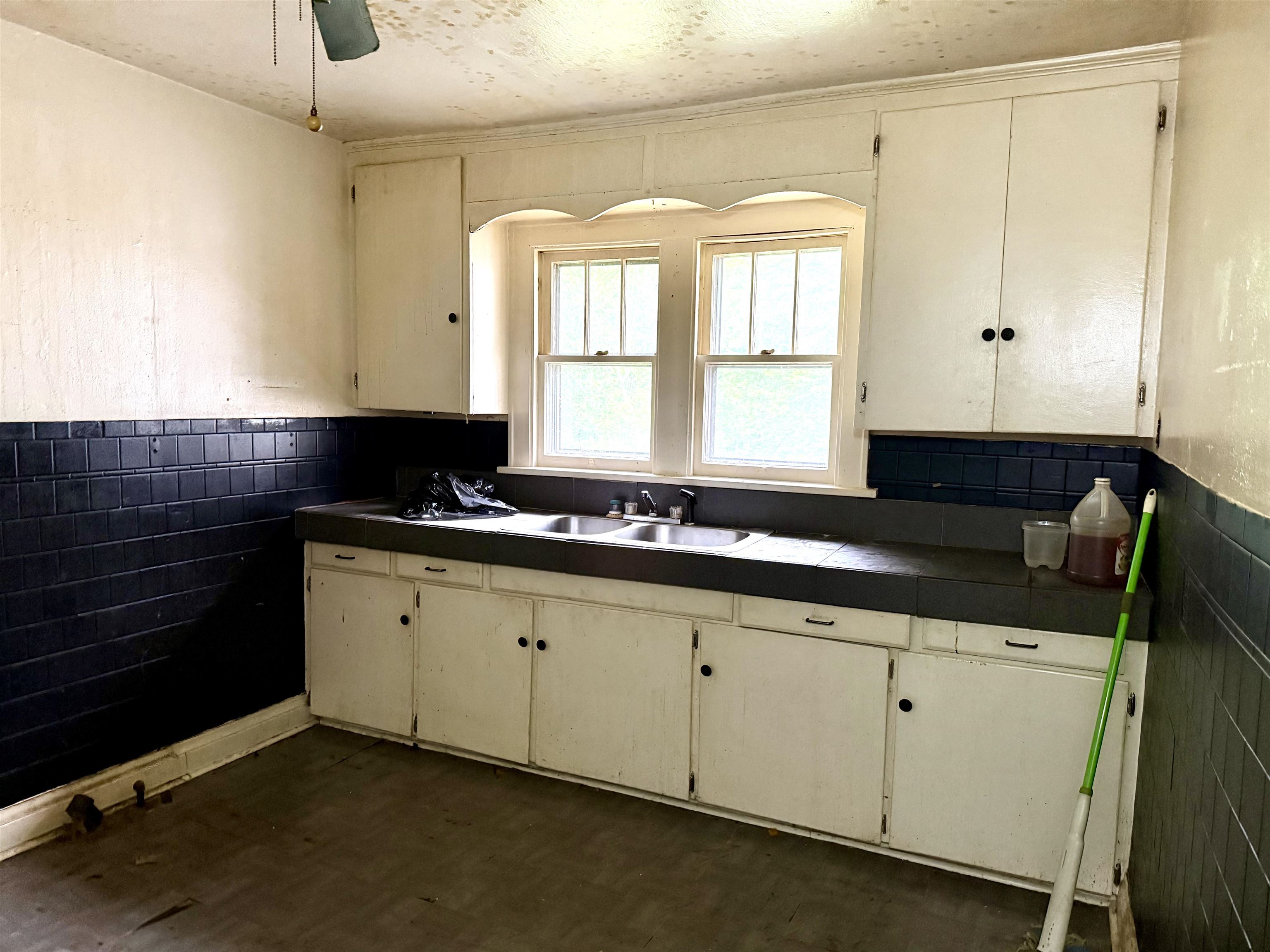 https://zimg.paragon.ice.com/ParagonImages/Property/PH/AABRKY/60643/7/0/0/c43c07c642280000c08ab89555d67bfb/0/44fe1afded4d7e44688d7b66fe6c81a2/60643-16cae215-f134-4d34-a337-7e126a12fc49.JPG