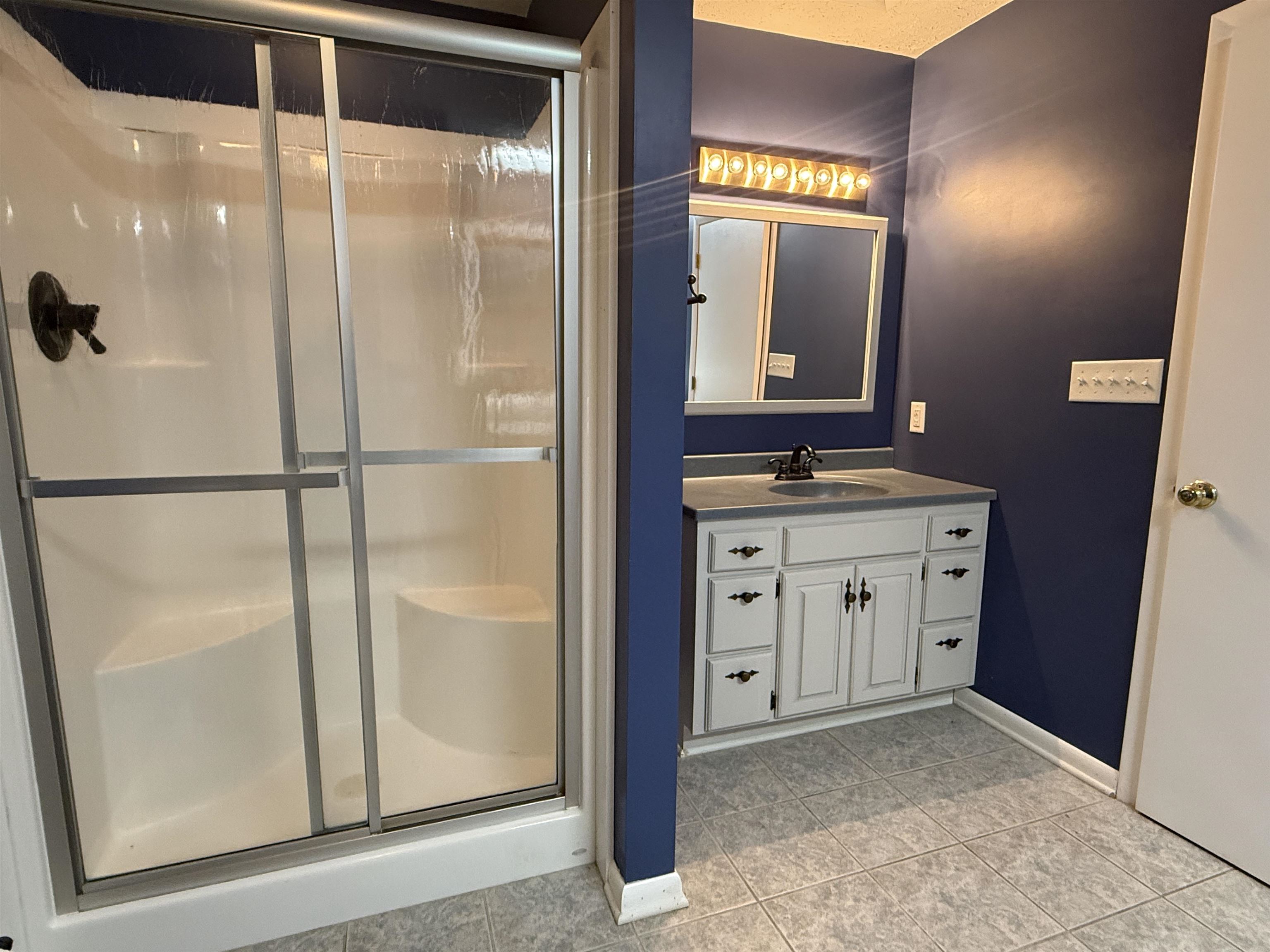 https://zimg.paragon.ice.com/ParagonImages/Property/PH/AABRKY/60658/12/0/0/e31bd480cefb3b9920f5e80449ef29fd/0/caf5100cb51858ab48fc85faf11f7b32/60658-6493c734-62f9-4b47-8ec0-ba0db790e8a7.JPG