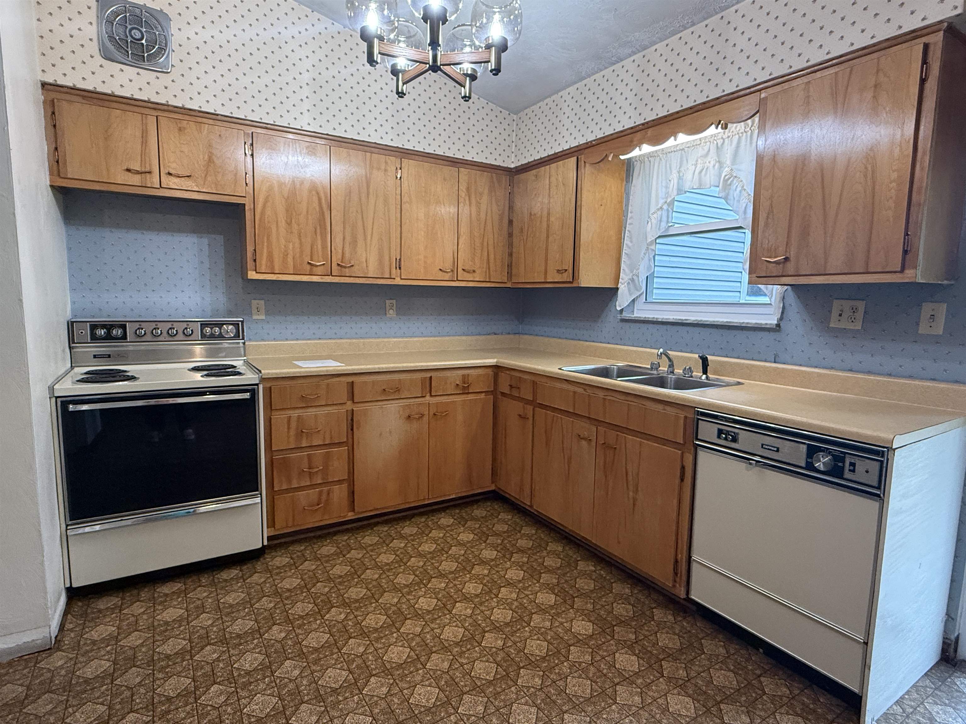 https://zimg.paragon.ice.com/ParagonImages/Property/PH/AABRKY/60658/4/0/0/a17405d52a6c19b371e0ac5e785756d5/0/caf5100cb51858ab48fc85faf11f7b32/60658-184e71bb-85c2-4c46-94ca-999928ffc360.JPG