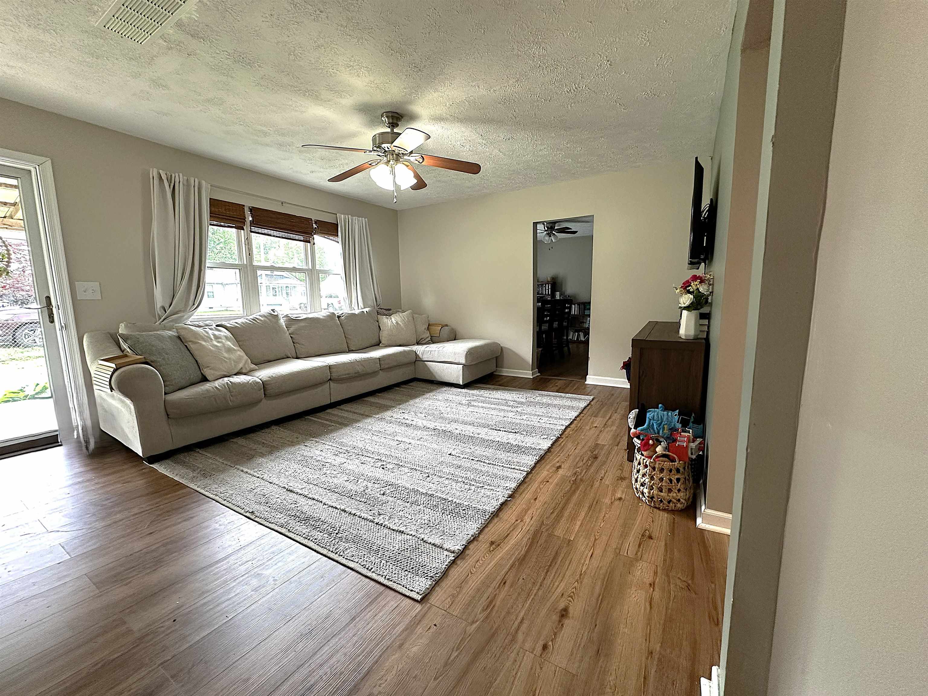 https://zimg.paragon.ice.com/ParagonImages/Property/PH/AABRKY/60659/7/0/0/1bc3ef3a865af8e56244ba034e716849/0/3144ff55e06e3419158737a18bef70c4/60659-8ea6d213-780a-4f97-88d9-91d3c22baa7e.JPG