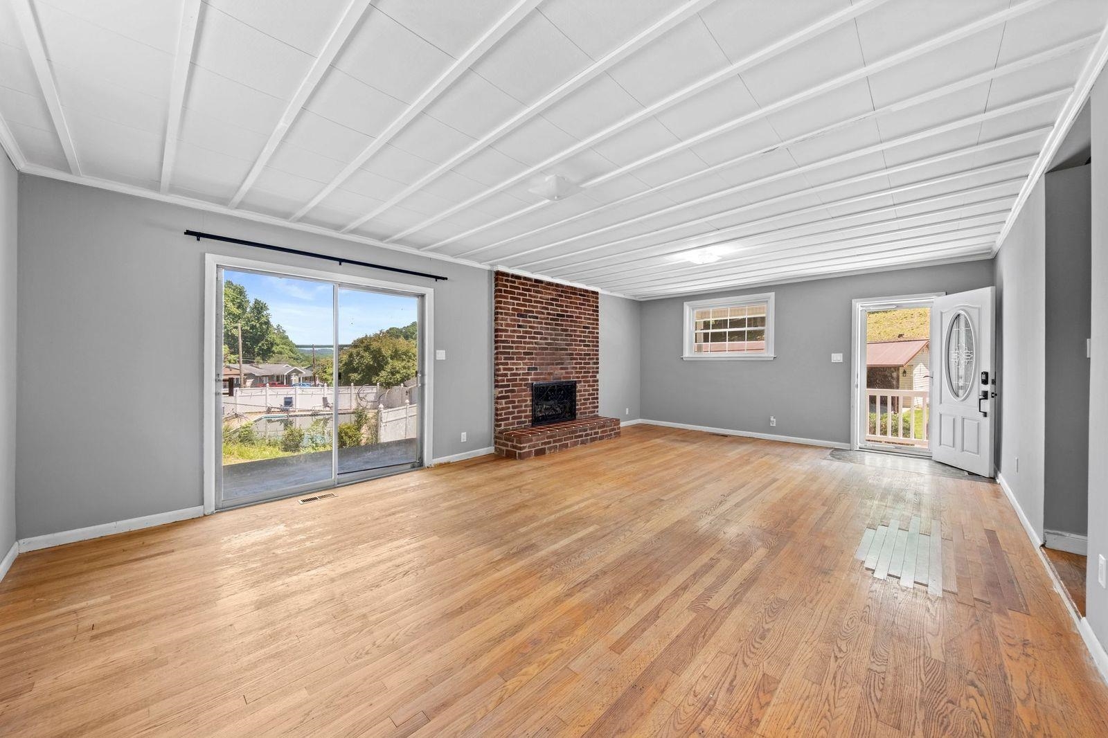 https://zimg.paragon.ice.com/ParagonImages/Property/PH/AABRKY/60691/10/0/0/7a1bde799770117f09e7cca2f5524888/0/7b47027ecd5c85e162a26f15896b9ee2/60691-d02b35f6-89f2-4927-a25d-ef3ea6c0faa6.JPG