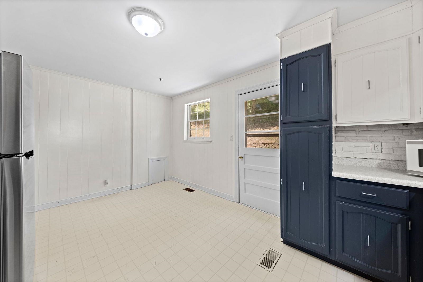 https://zimg.paragon.ice.com/ParagonImages/Property/PH/AABRKY/60691/6/0/0/c4e0028cd90b85ca9f755dfb1cbe4c02/0/7b47027ecd5c85e162a26f15896b9ee2/60691-944f3ec5-64a3-4a9b-b937-356cf64cc6e9.JPG