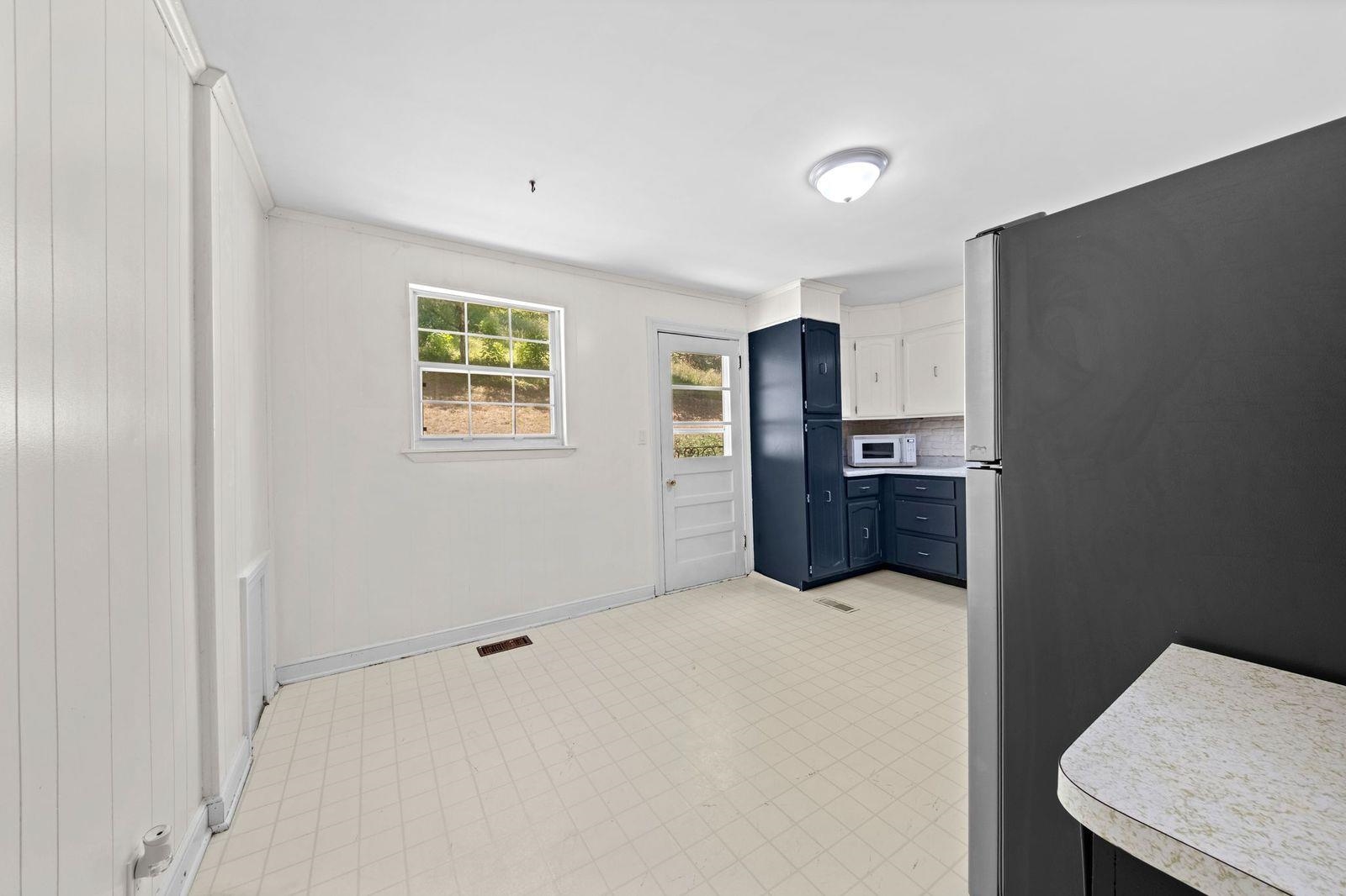 https://zimg.paragon.ice.com/ParagonImages/Property/PH/AABRKY/60691/7/0/0/fd5eea88f145bd93fd7a377dc498bb7e/0/7b47027ecd5c85e162a26f15896b9ee2/60691-2f3c986e-e643-4b53-916f-891f3118f4ef.JPG