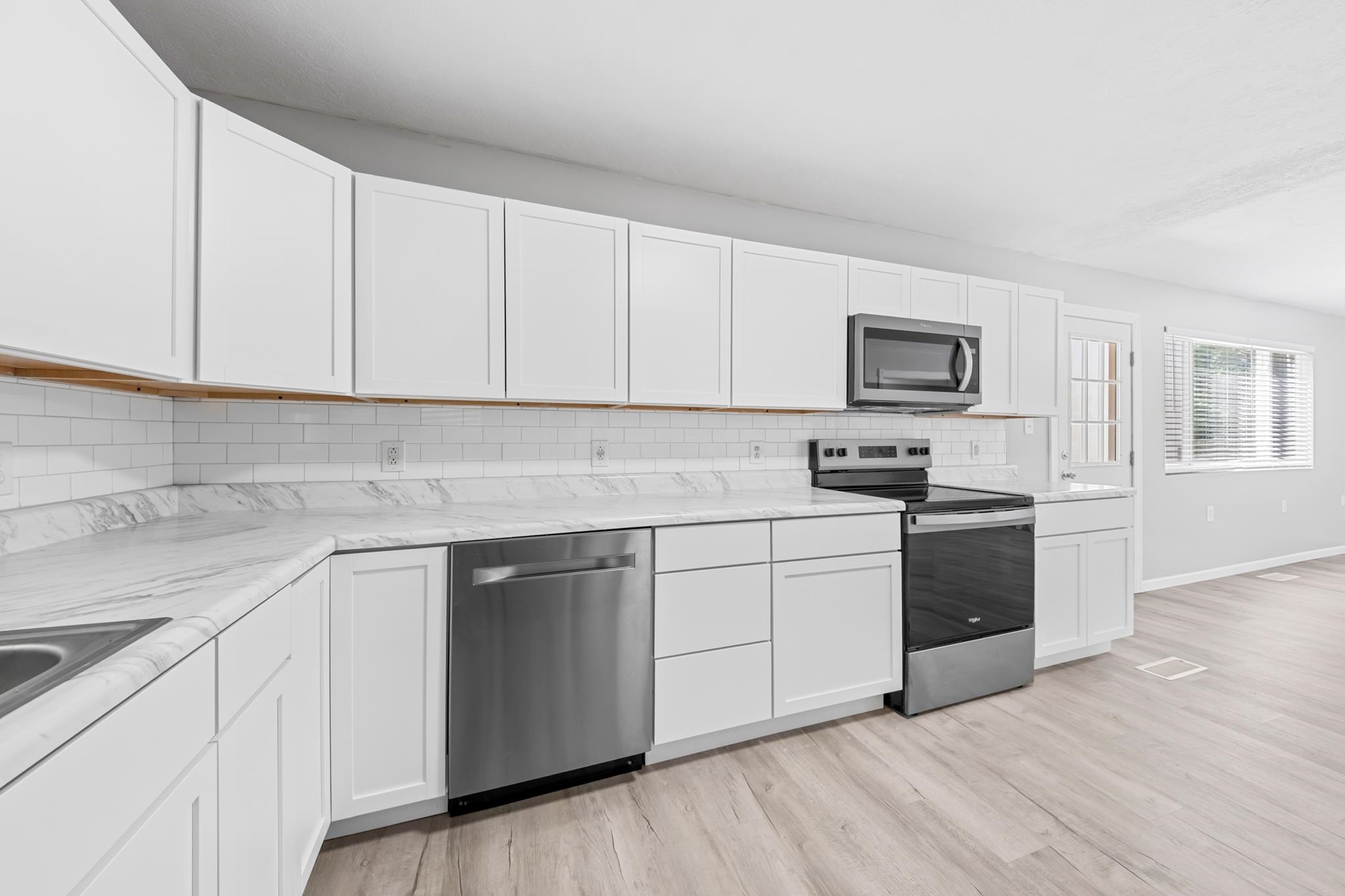 https://zimg.paragon.ice.com/ParagonImages/Property/PH/AABRKY/60692/7/0/0/09e6eada247a14ae7d22eec4950ee497/0/3a2a07c1fce53bc8da838b5f0b8696b6/60692-1cf9506a-9c44-4f94-9ebb-219aab55f7c5.JPG
