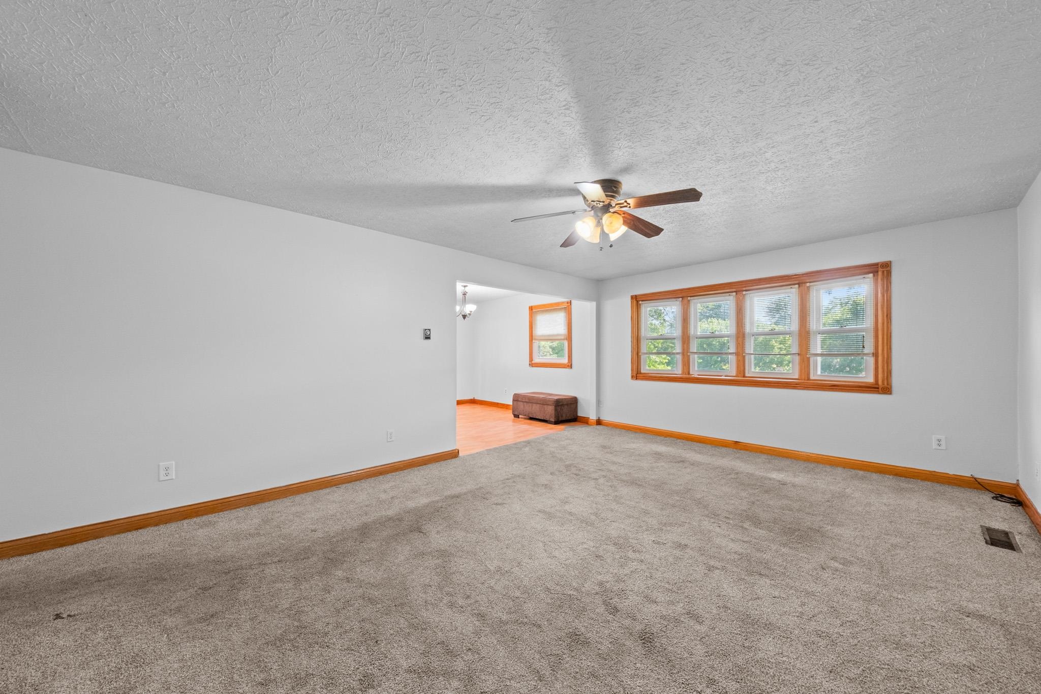 https://zimg.paragon.ice.com/ParagonImages/Property/PH/AABRKY/60704/5/0/0/8d330f192dd6f985429460488b5897cd/0/177c49608c90f063fcb1ed9b3621f668/60704-a0f516ca-4d64-4add-9142-83311bce32d9.JPG