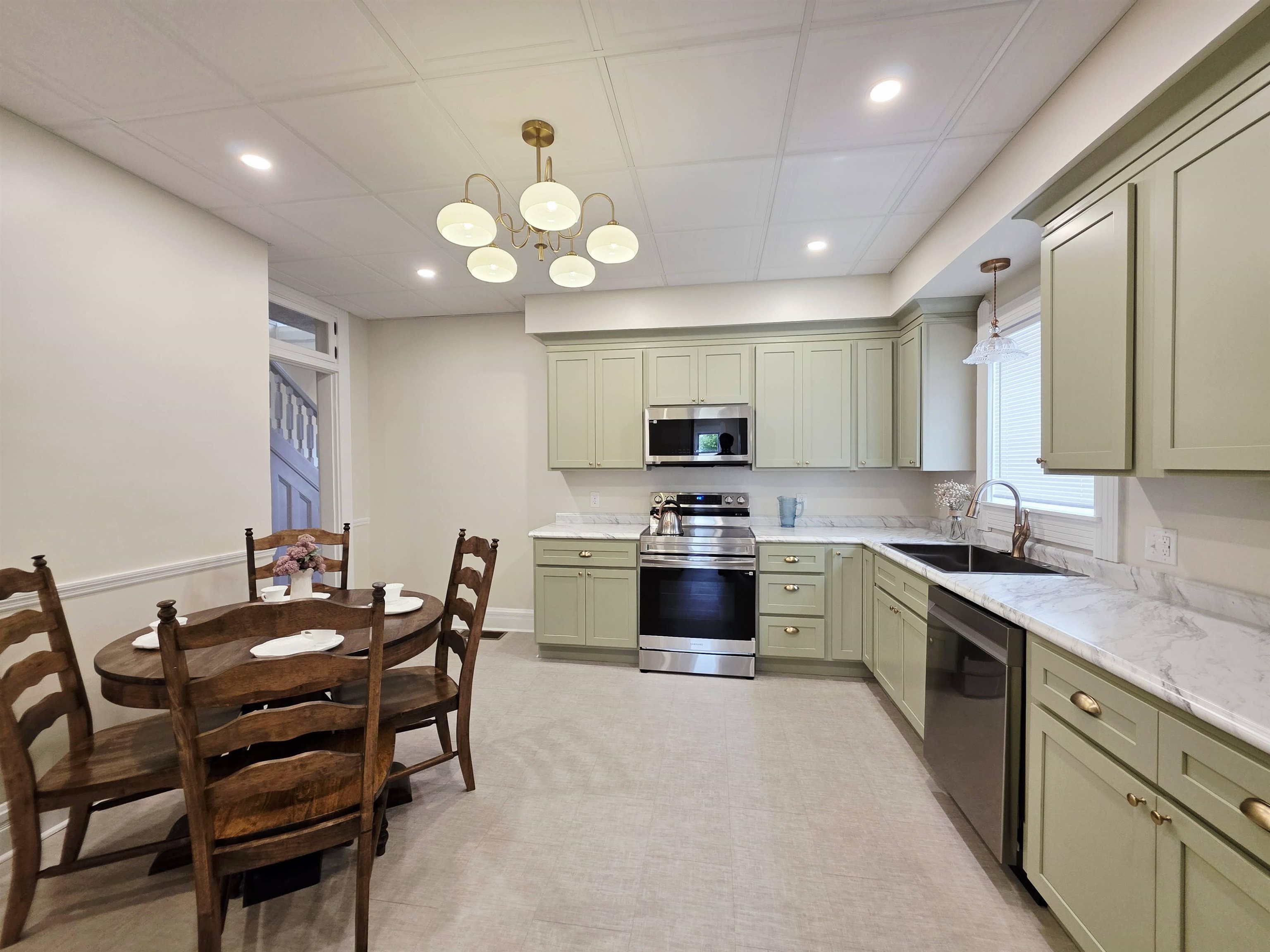 https://zimg.paragon.ice.com/ParagonImages/Property/PH/AABRKY/60705/11/0/0/e7afdf726d2287bdda7f0c6927373818/0/fb6034fb4ca6d851ec6bc28b71fda4cd/60705-4525df1c-9e48-4184-bd3a-0d945b2607c8.JPG