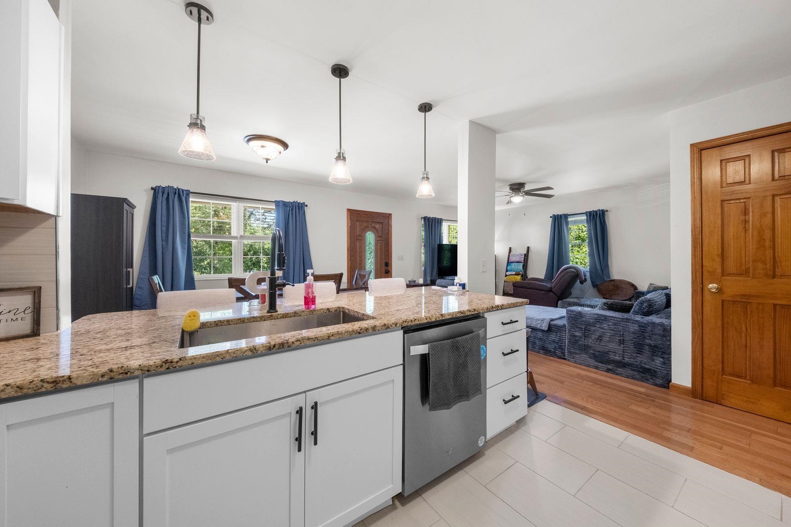 https://zimg.paragon.ice.com/ParagonImages/Property/PH/AABRKY/60712/3/0/0/50c74da296d0daa24137bd1b6a299d3f/0/3b651d9b790cec0abec00e3d27478a9f/60712-458ec60a-e6b1-4dc7-9422-6b1ea7deb86f.JPG