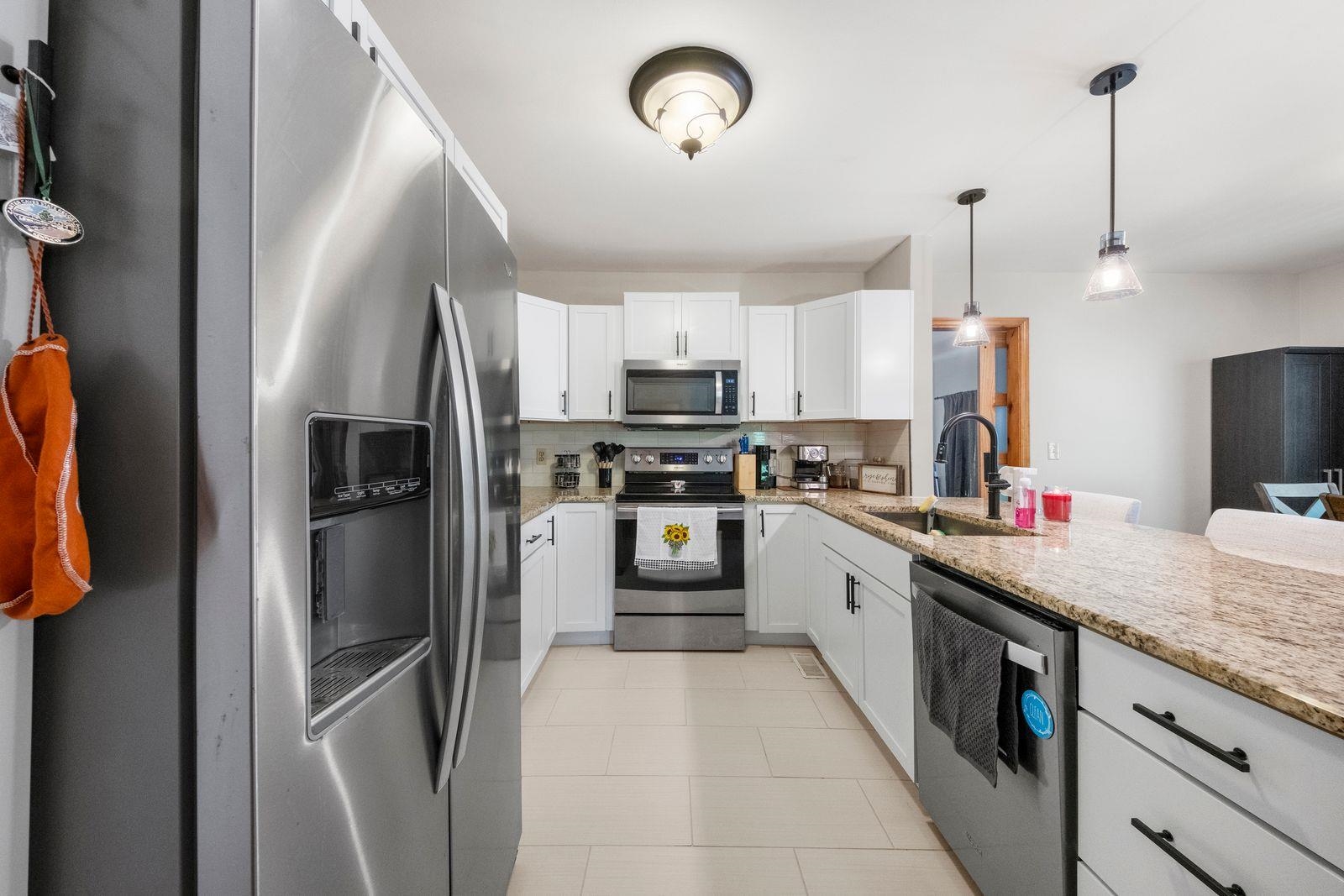 https://zimg.paragon.ice.com/ParagonImages/Property/PH/AABRKY/60712/4/0/0/3387136ae2a33d6c3b5d3c4f684cf2da/0/3b651d9b790cec0abec00e3d27478a9f/60712-8742f1a6-a9e5-4be4-9932-d765817d1833.JPG