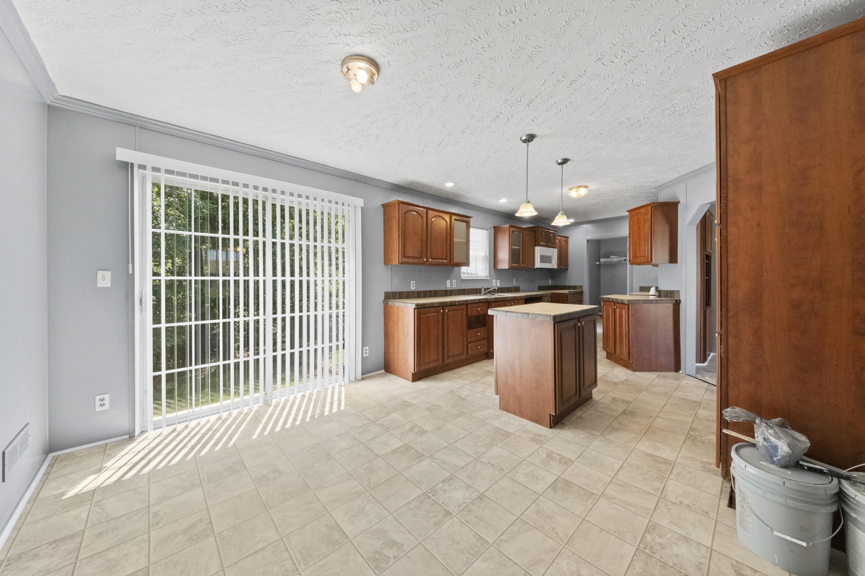 https://zimg.paragon.ice.com/ParagonImages/Property/PH/AABRKY/60720/10/0/0/592868d1a9382e5348a0dd9d9a0e0350/0/e3d5838af09b38b427feb6821ae6cea2/60720-9bd9a830-138f-4fa5-b1de-40b4e5e8ffb3.JPG
