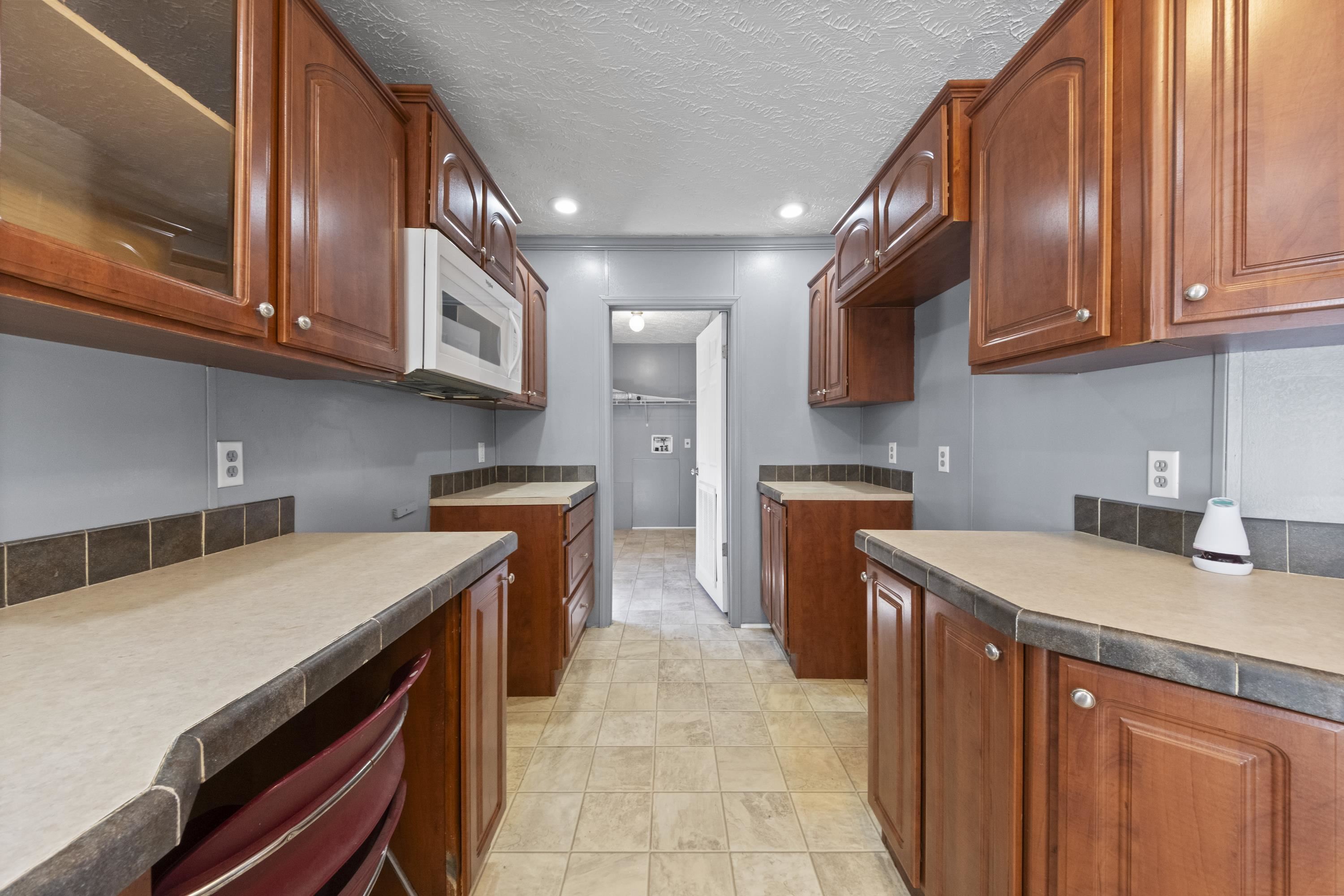 https://zimg.paragon.ice.com/ParagonImages/Property/PH/AABRKY/60720/11/0/0/c8d123160e7d3941791aa038a3a104ca/0/e3d5838af09b38b427feb6821ae6cea2/60720-c2c1bac5-7a40-47c0-9905-0861b0766893.JPG