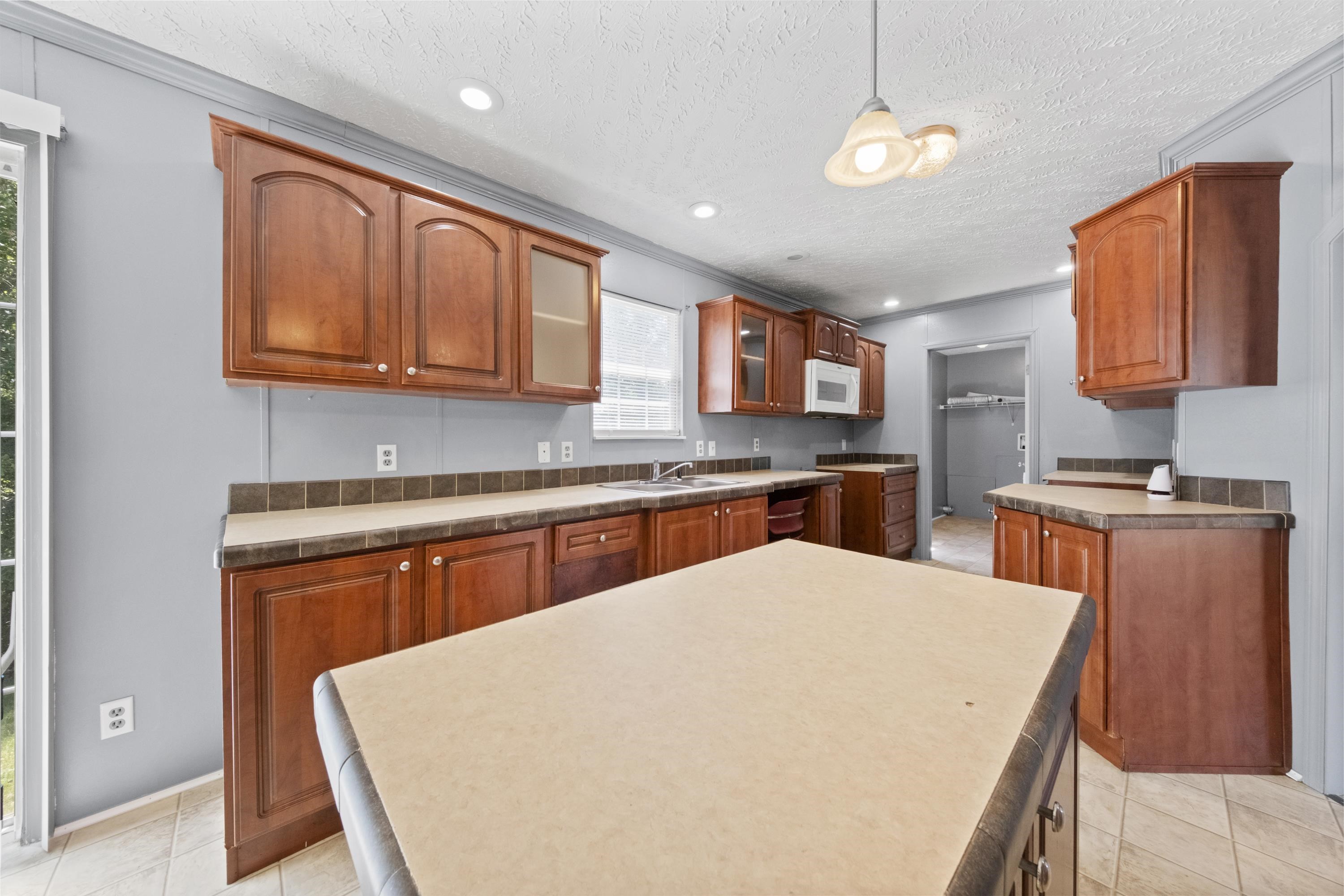 https://zimg.paragon.ice.com/ParagonImages/Property/PH/AABRKY/60720/13/0/0/9b76dbfcab06aebd1a3c95339810cc9d/0/e3d5838af09b38b427feb6821ae6cea2/60720-845d8916-add8-4981-8142-8efc6475fc2d.JPG