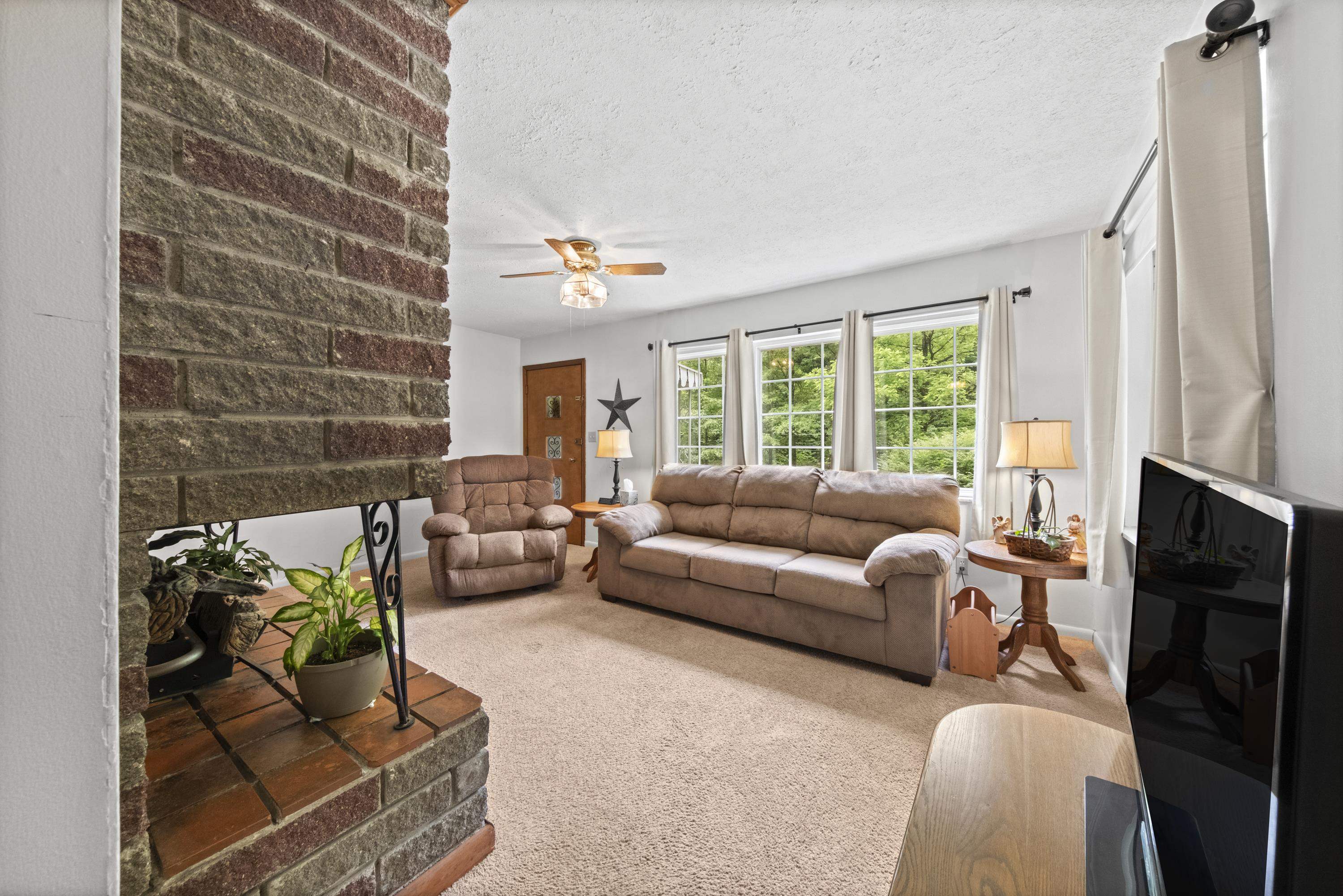https://zimg.paragon.ice.com/ParagonImages/Property/PH/AABRKY/60721/1/0/0/af6e38edb99c9df042bfd9542d35f3c0/0/1db4efd6622d01ca18a288a4bff43ea0/60721-c20e924d-638f-4a32-9d85-e72ac11a89a5.JPG