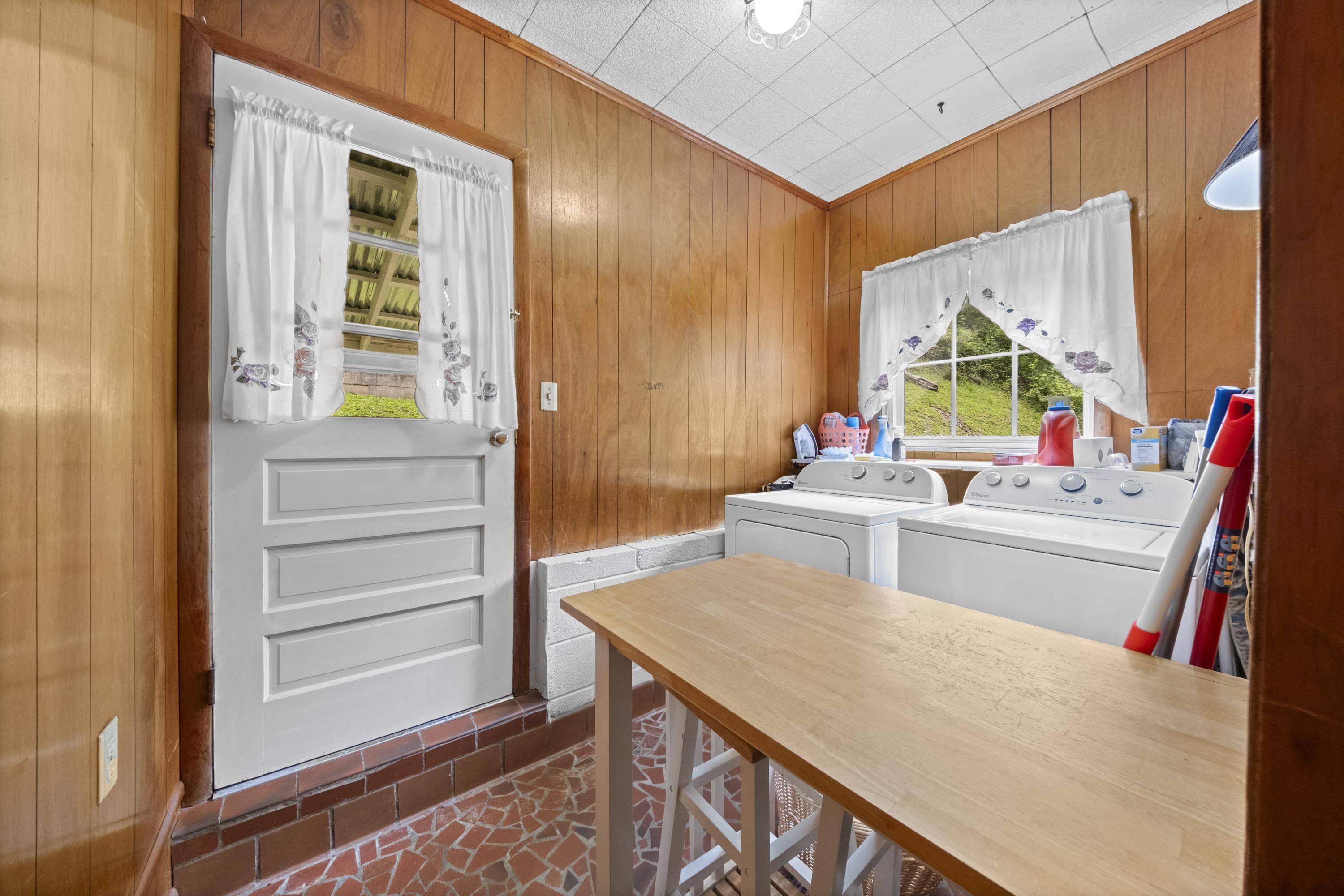 https://zimg.paragon.ice.com/ParagonImages/Property/PH/AABRKY/60721/11/0/0/5ca91341d530179192f818c0021a0540/0/1db4efd6622d01ca18a288a4bff43ea0/60721-8a10d698-f505-4e78-a1e1-d1bd6553c818.JPG
