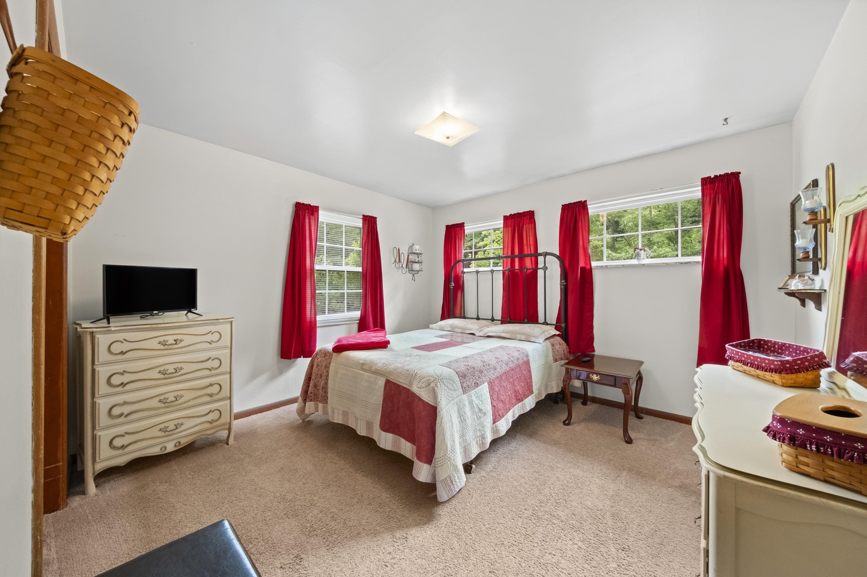 https://zimg.paragon.ice.com/ParagonImages/Property/PH/AABRKY/60721/8/0/0/5786d72a9d8499a22a8a0af4986f4359/0/1db4efd6622d01ca18a288a4bff43ea0/60721-351c55f6-24cd-4113-b211-760e5905cae6.JPG