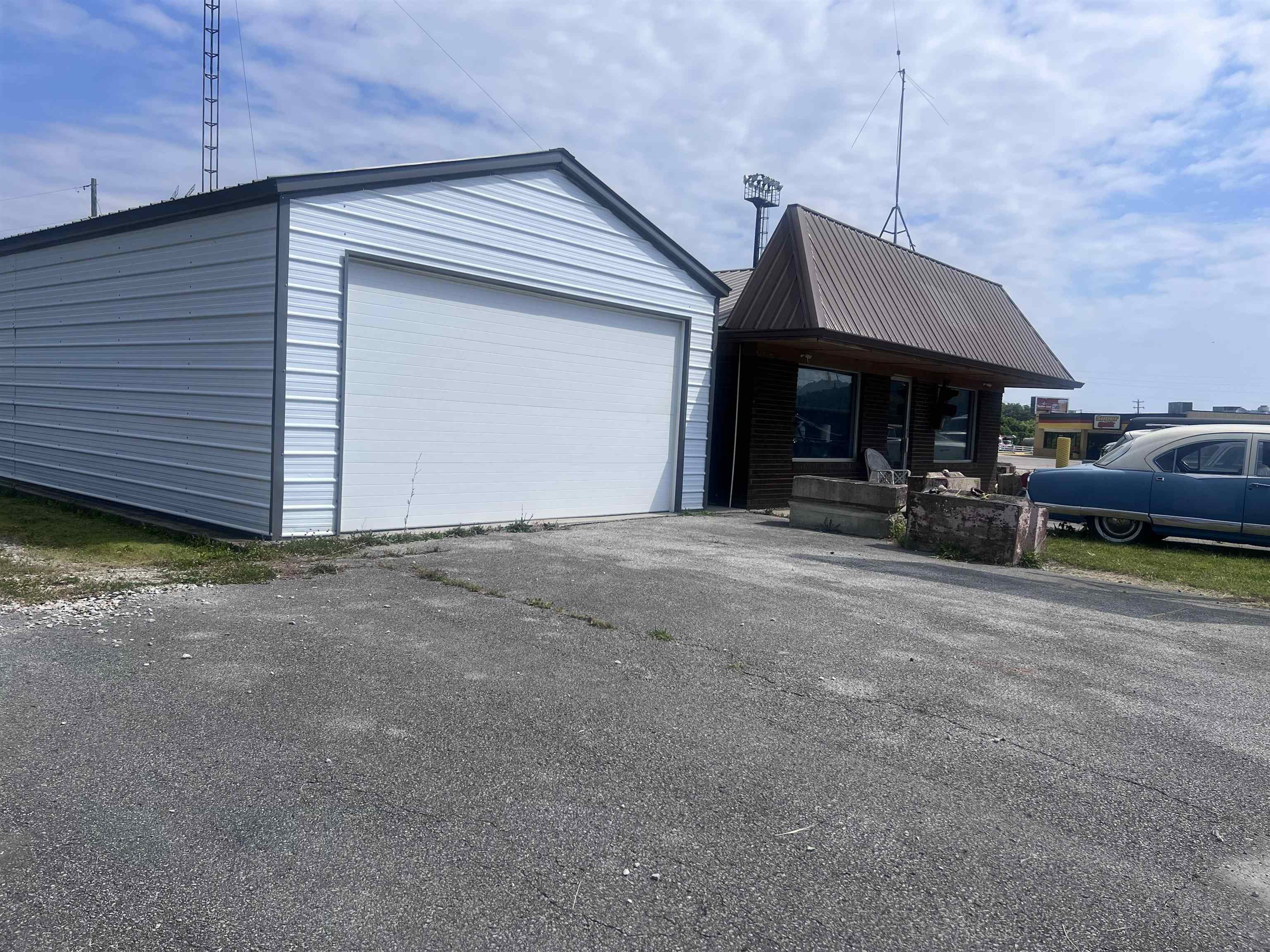https://zimg.paragon.ice.com/ParagonImages/Property/PH/AABRKY/60731/7/0/0/127a97afdb260a5a281be27c12c68bf7/0/c313d452814c03b1dc99c57c80ada097/60731-31d33247-1acf-41a9-adb8-78c0dabf6470.JPG