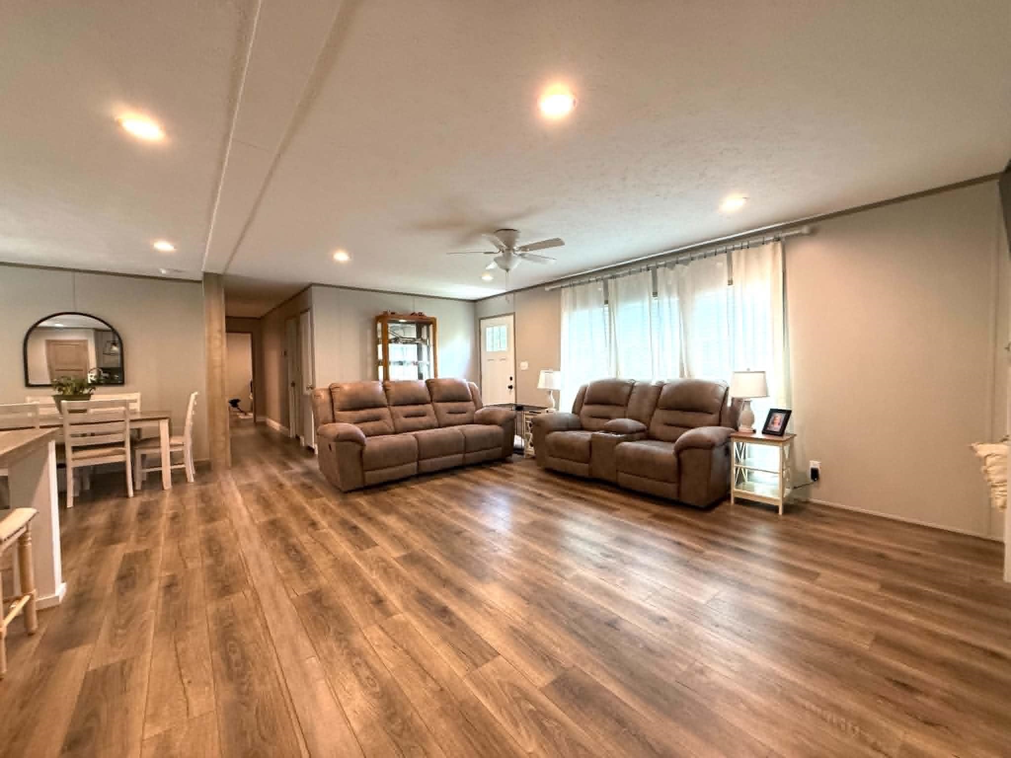 https://zimg.paragon.ice.com/ParagonImages/Property/PH/AABRKY/60733/8/0/0/b8c5dbd78078fb00a9ec56a32739d6c3/0/9900bfb2a6a2c0b411927123f0adf4e1/60733-91fa8c6c-f13d-44ae-aa21-00086dc8def3.JPG