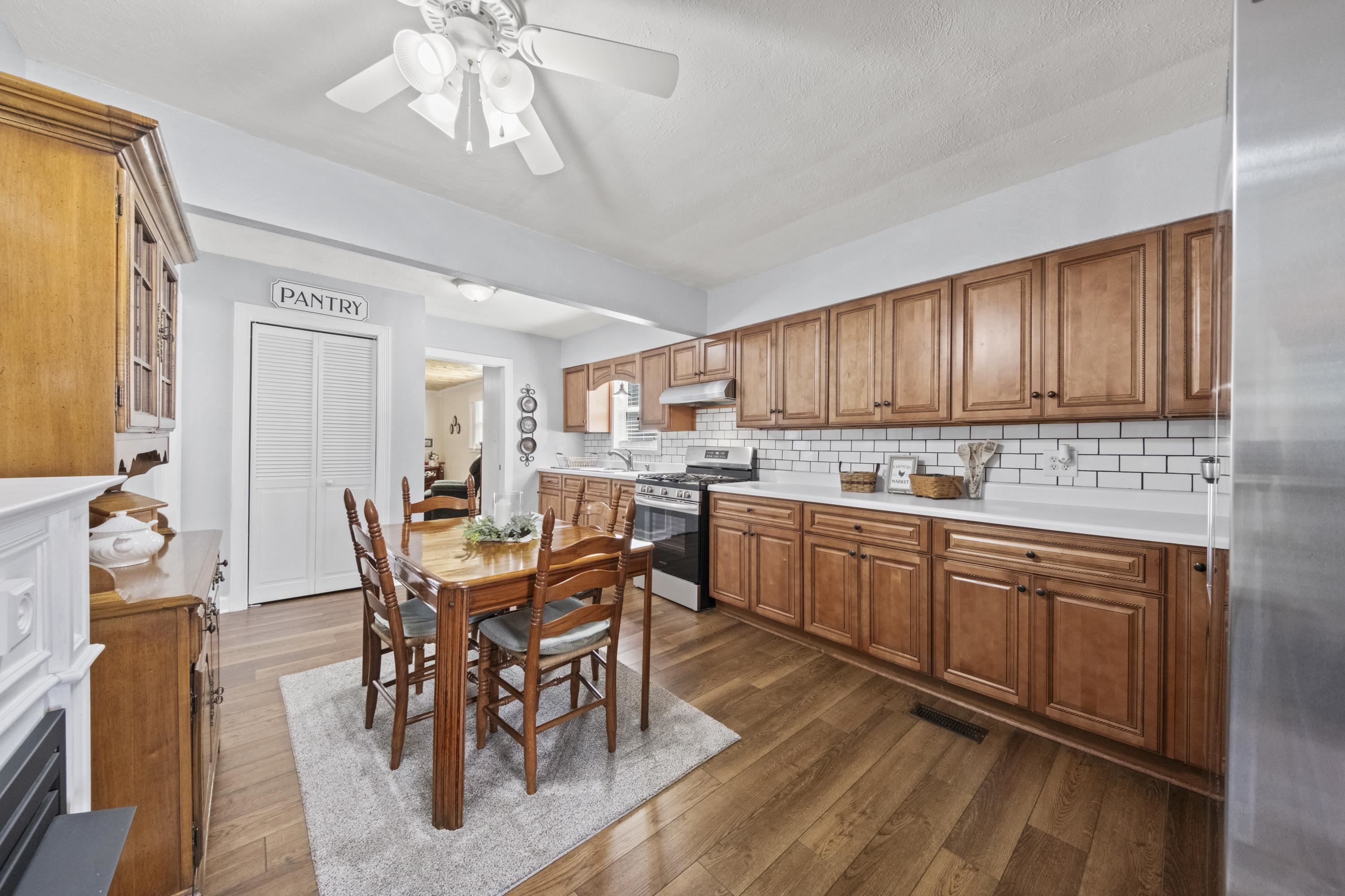 https://zimg.paragon.ice.com/ParagonImages/Property/PH/AABRKY/60742/11/0/0/e005e1f373b0ed1fd6276d763b7cd801/0/b5af3fddde7dab9748bc5496abf11bbb/60742-953b27ec-1afe-4e8b-b28f-e0e1d3038807.JPG