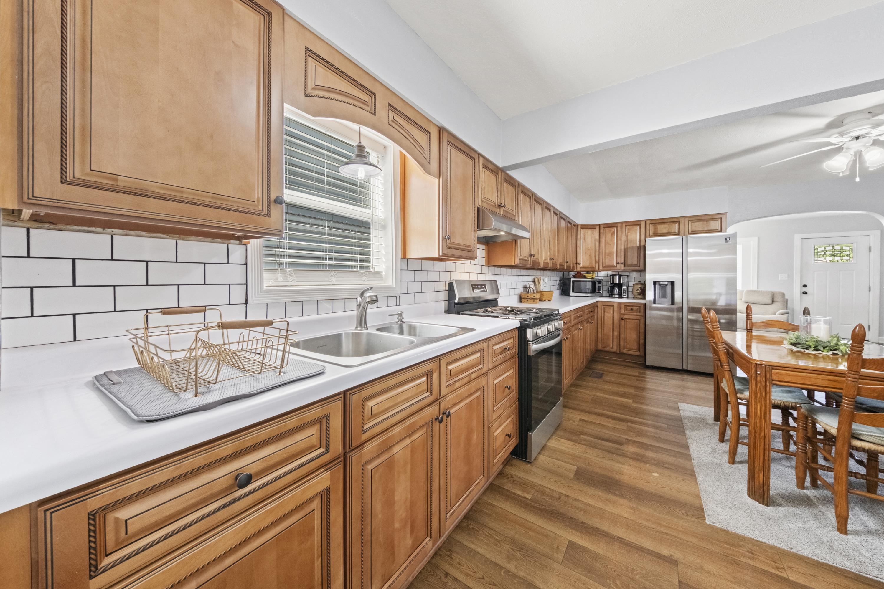https://zimg.paragon.ice.com/ParagonImages/Property/PH/AABRKY/60742/13/0/0/a54cf655b7d915c85607d290a4439f2b/0/b5af3fddde7dab9748bc5496abf11bbb/60742-8ab42c0f-240c-4070-afba-1528450a98d0.JPG