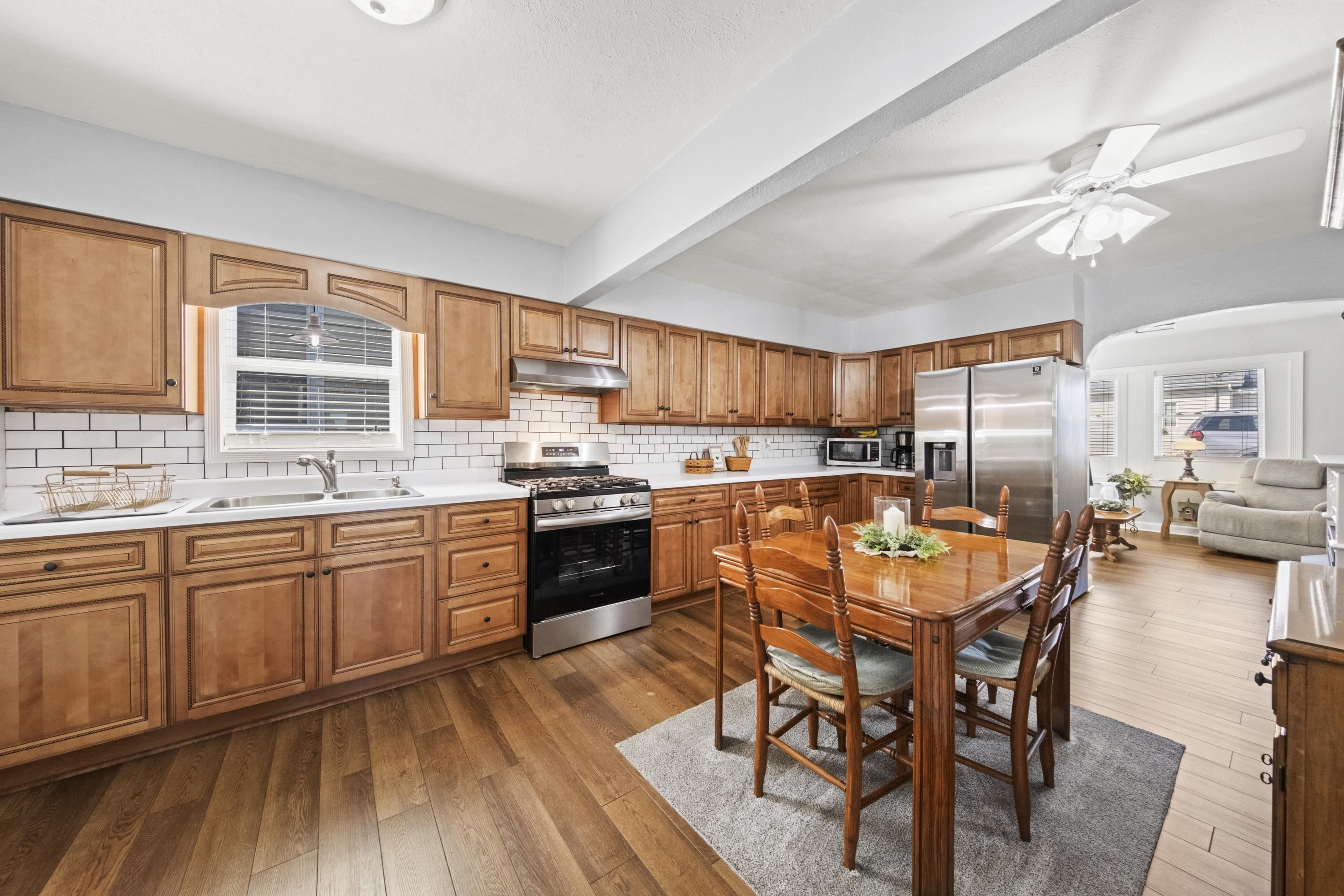 https://zimg.paragon.ice.com/ParagonImages/Property/PH/AABRKY/60742/2/0/0/d124323d5e441178071450be113c0a49/0/b5af3fddde7dab9748bc5496abf11bbb/60742-12658ba2-5f29-4a7b-8c39-0c5200d950ad.JPG