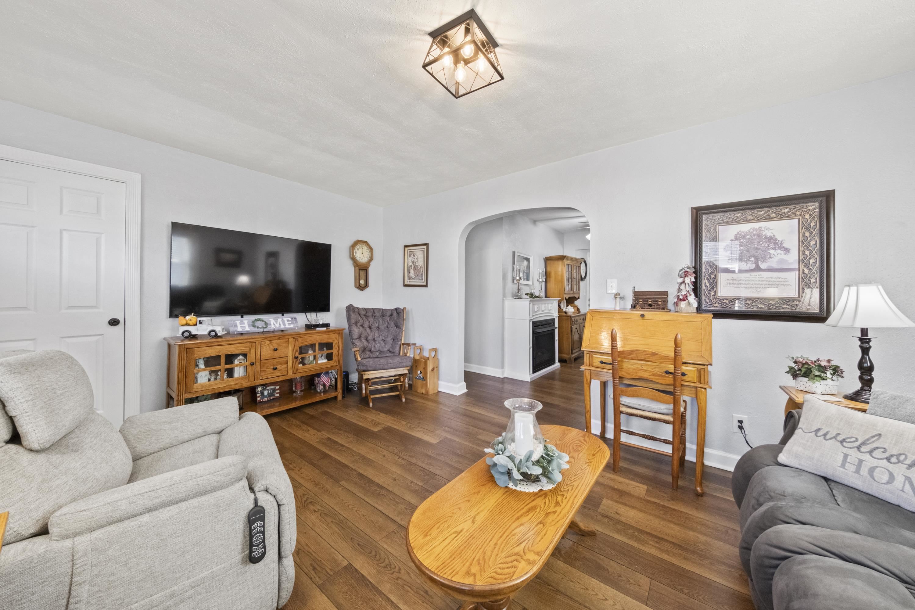 https://zimg.paragon.ice.com/ParagonImages/Property/PH/AABRKY/60742/8/0/0/64117cedfd7880cc4512b9ae3760d51a/0/b5af3fddde7dab9748bc5496abf11bbb/60742-3e35b91b-68a7-4633-8ff1-d4a9de3351f3.JPG