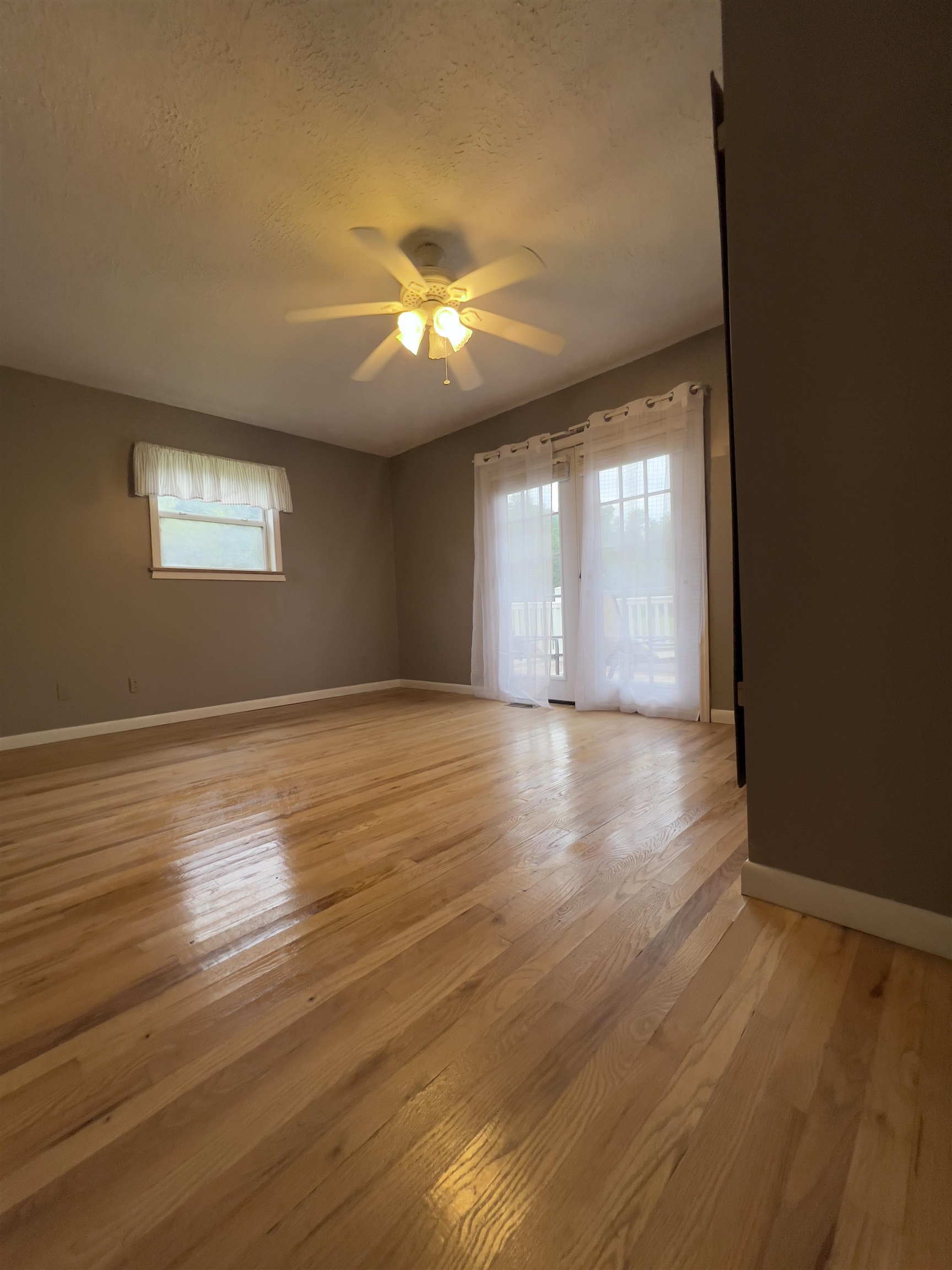https://zimg.paragon.ice.com/ParagonImages/Property/PH/AABRKY/60745/1/0/0/e1b566227893a3174b56cc6424e50e4e/0/e033804fc1e4d972b1501518429658e7/60745-7c52a5f9-d9b2-43a0-84f7-09c92968571c.JPG