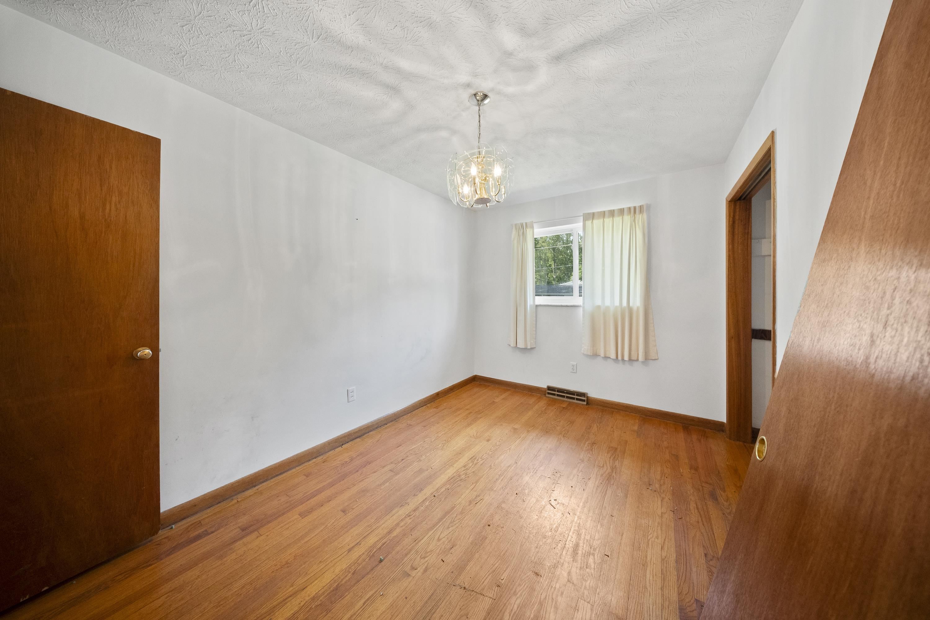 https://zimg.paragon.ice.com/ParagonImages/Property/PH/AABRKY/60754/10/0/0/9025a9eed085c4af303c7b89083c1f73/0/c5fbaeea218ac5a0922cc4605a5285ee/60754-7718cc46-3da5-40f7-b5ee-af57aa339a42.JPG