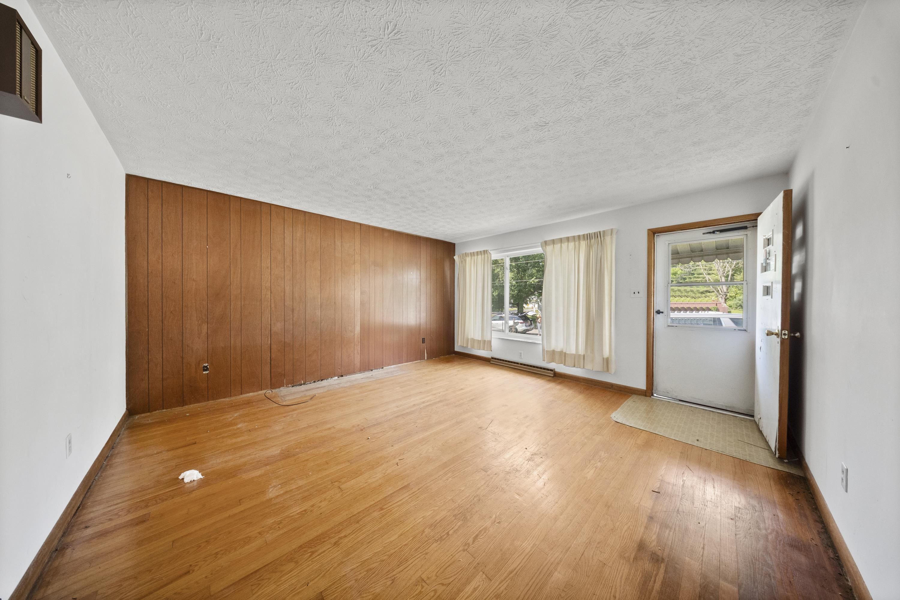 https://zimg.paragon.ice.com/ParagonImages/Property/PH/AABRKY/60754/4/0/0/7aa53e6f009f6fa537a0c2b660d23397/0/c5fbaeea218ac5a0922cc4605a5285ee/60754-2d0e2eea-89b8-4b2e-ba8b-a92fd5fe44d0.JPG