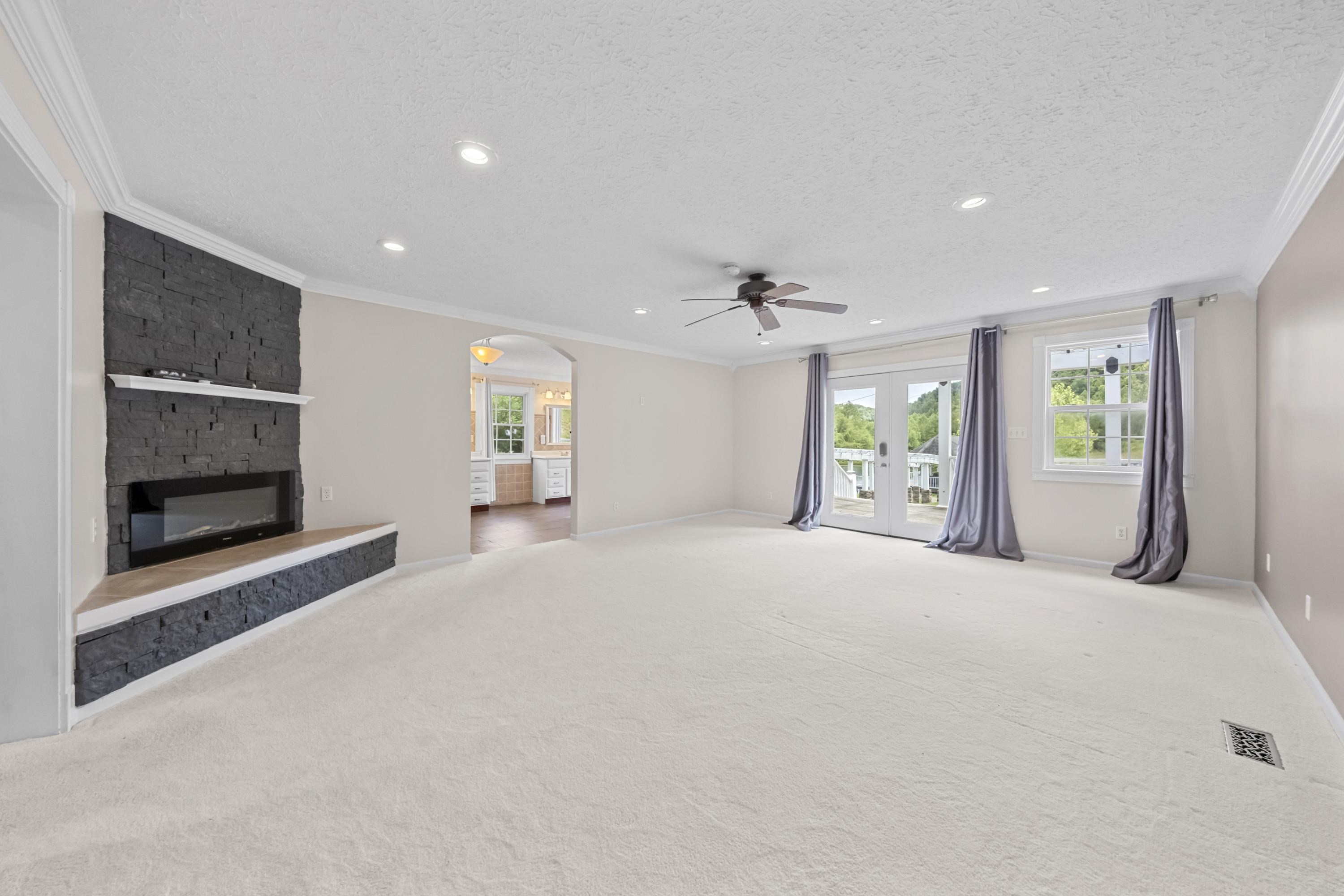 https://zimg.paragon.ice.com/ParagonImages/Property/PH/AABRKY/60755/7/0/0/f321136b20de3879660a438c40b7deb7/0/02c502bd6159d25fa85e1c6ba887e721/60755-2a41ac15-a872-41a9-8b87-b912d8c1a4f2.JPG