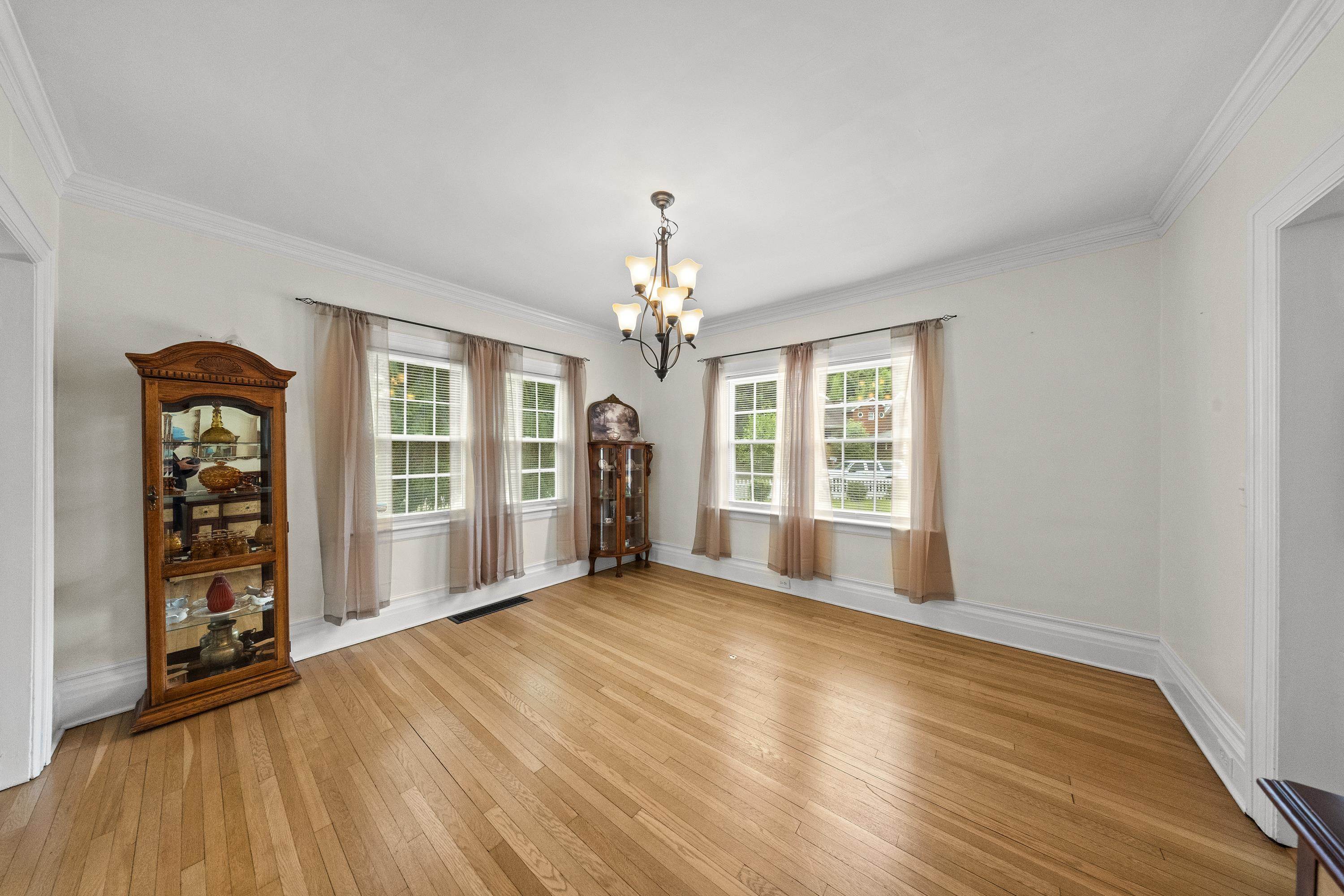 https://zimg.paragon.ice.com/ParagonImages/Property/PH/AABRKY/60758/12/0/0/18dc4fb3d6b28193cdee5908694bce36/0/01ba86b54b1a6e7fc841fdb997f95e8b/60758-2ef6421e-c37c-436b-b88e-ab33c2a3cd1b.JPG