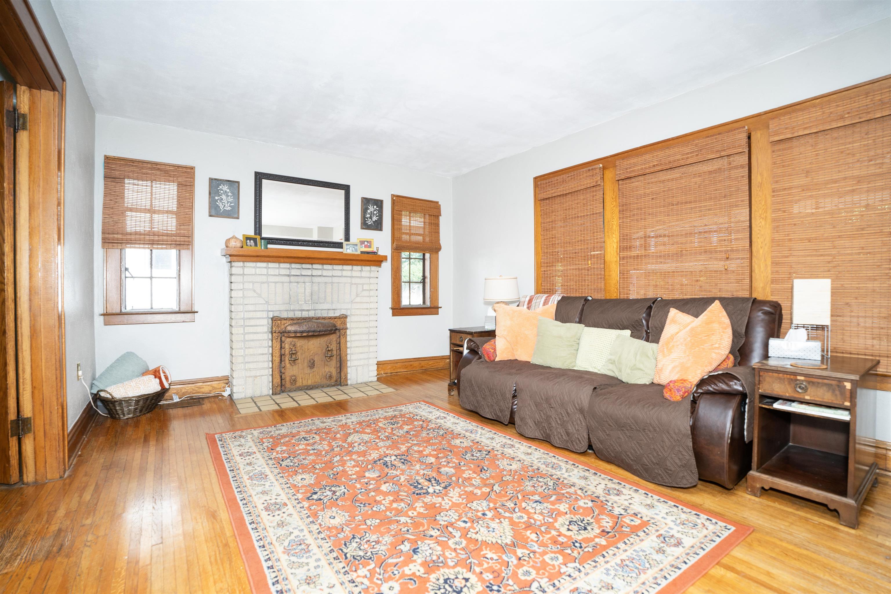 https://zimg.paragon.ice.com/ParagonImages/Property/PH/AABRKY/60759/8/0/0/9de155146cb2b7587d65d9ad7bf1cde4/0/dacb15ddc37179b3291f4b314c44d0e9/60759-2853338a-bb5f-4430-9fad-31a8e83b263a.JPG