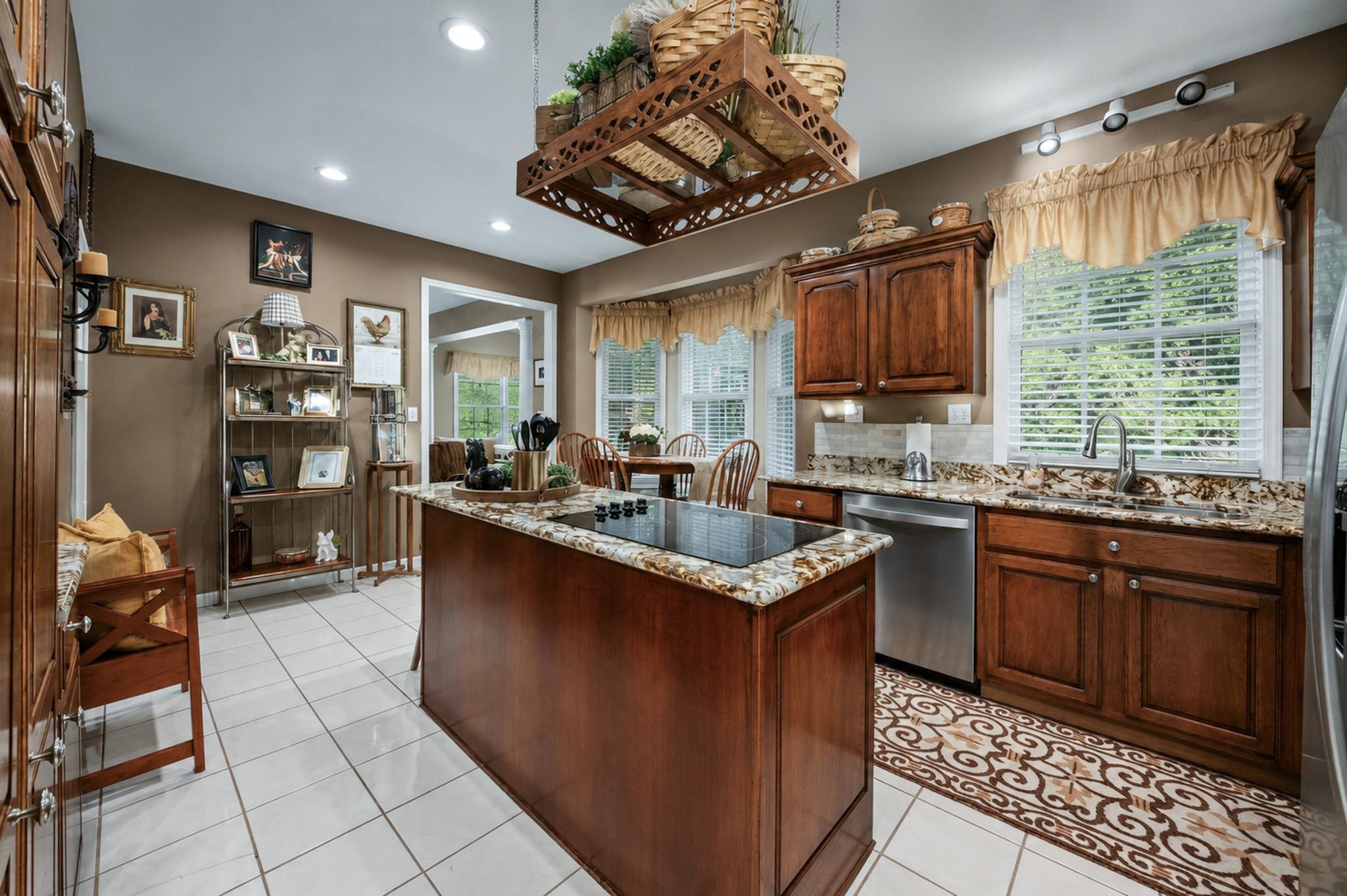 https://zimg.paragon.ice.com/ParagonImages/Property/PH/AABRKY/60765/11/0/0/e220e1312bcfe6be443a3fe80ee8c54e/0/0a33a440c41edfa5fa504f69d76c2d28/60765-d115dff7-0728-41a5-bbed-b7598f426661.JPG