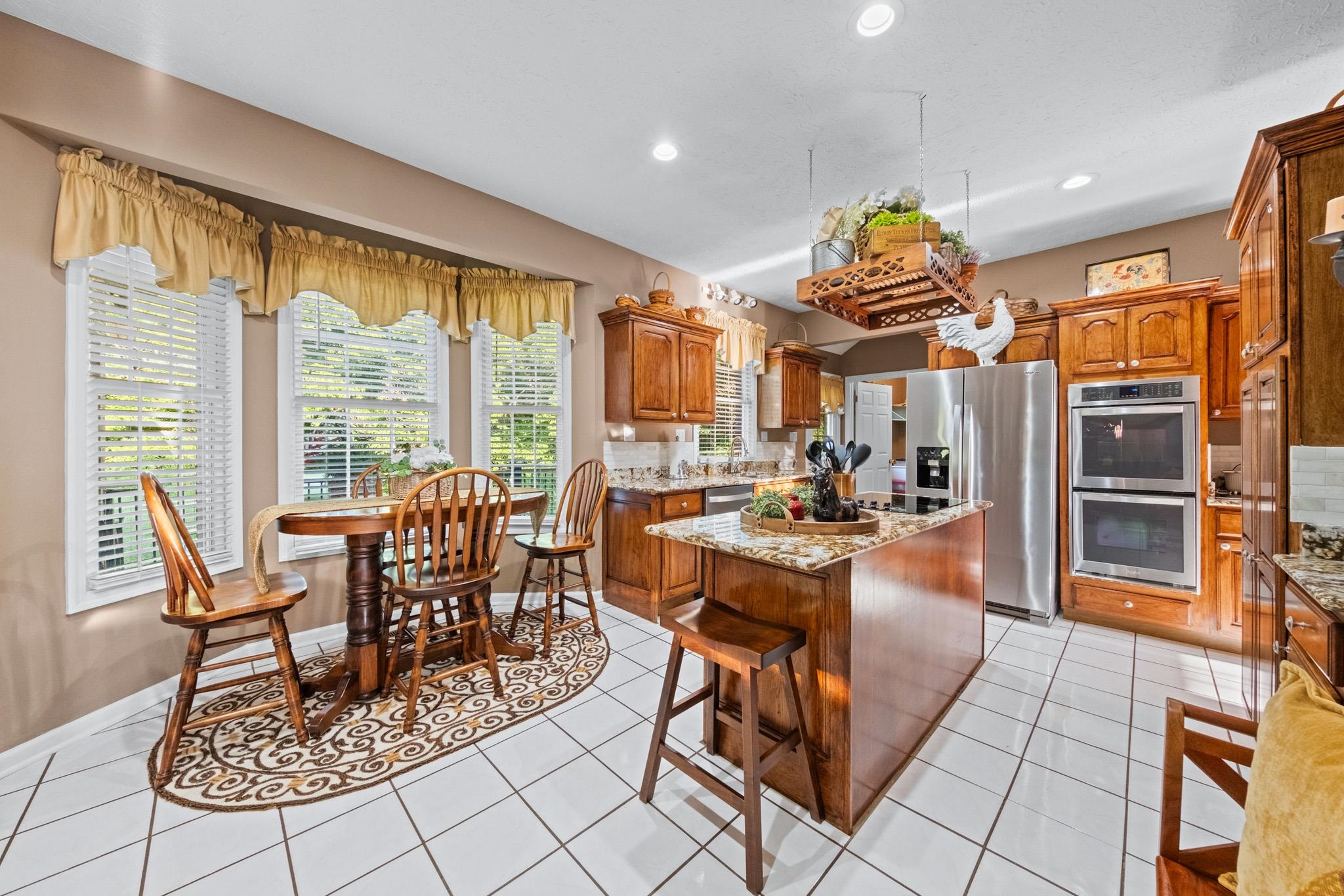 https://zimg.paragon.ice.com/ParagonImages/Property/PH/AABRKY/60765/12/0/0/9a4294cba98b5aa4661b9e967514d3dd/0/0a33a440c41edfa5fa504f69d76c2d28/60765-b516d8c0-2273-43eb-b7ba-e989830804d0.JPG