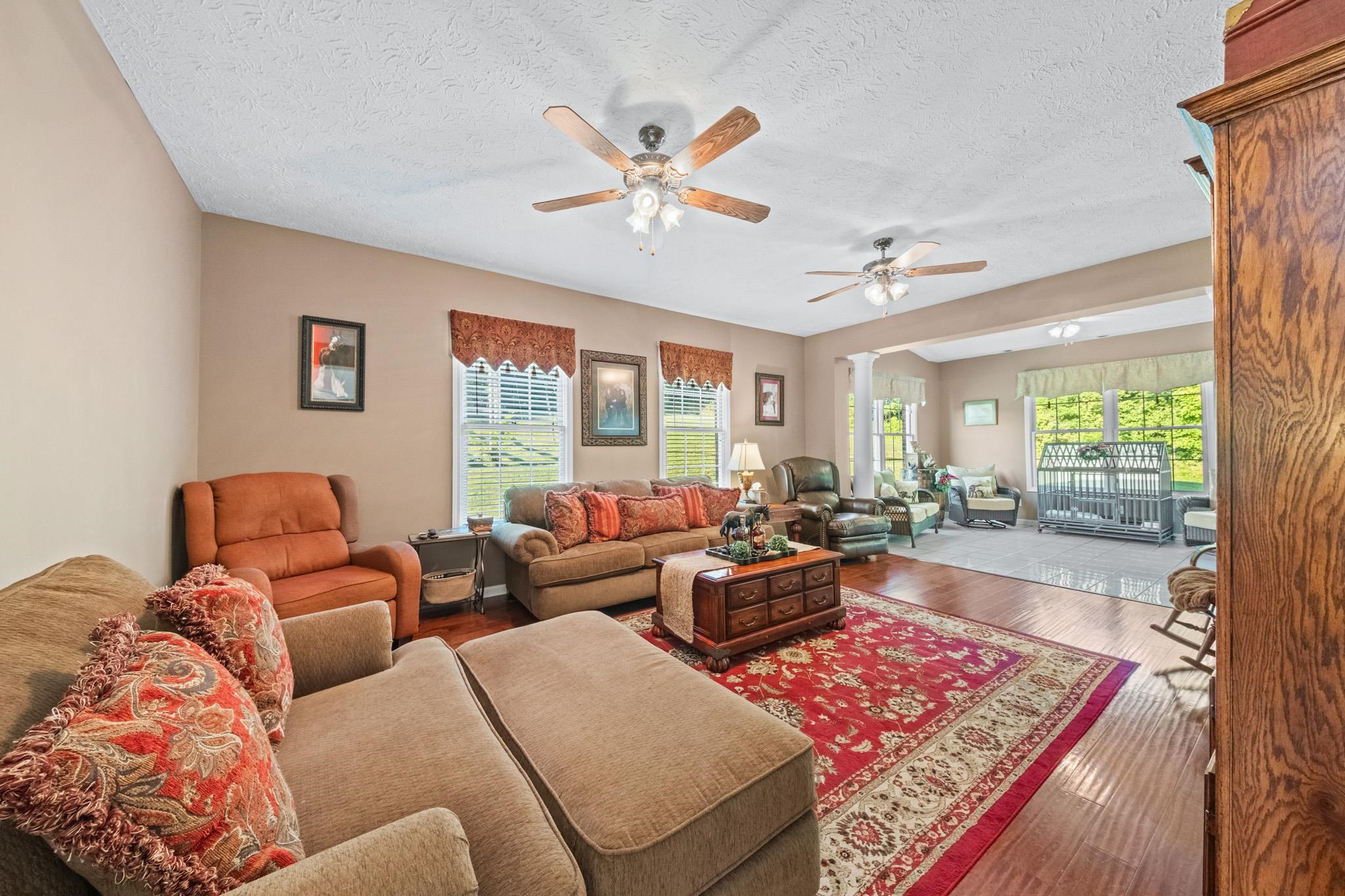 https://zimg.paragon.ice.com/ParagonImages/Property/PH/AABRKY/60765/7/0/0/8cf9b4e3c275d87290428e1c0909f7d7/0/0a33a440c41edfa5fa504f69d76c2d28/60765-e21c759c-a67a-4aa6-a92a-aa822529034d.JPG