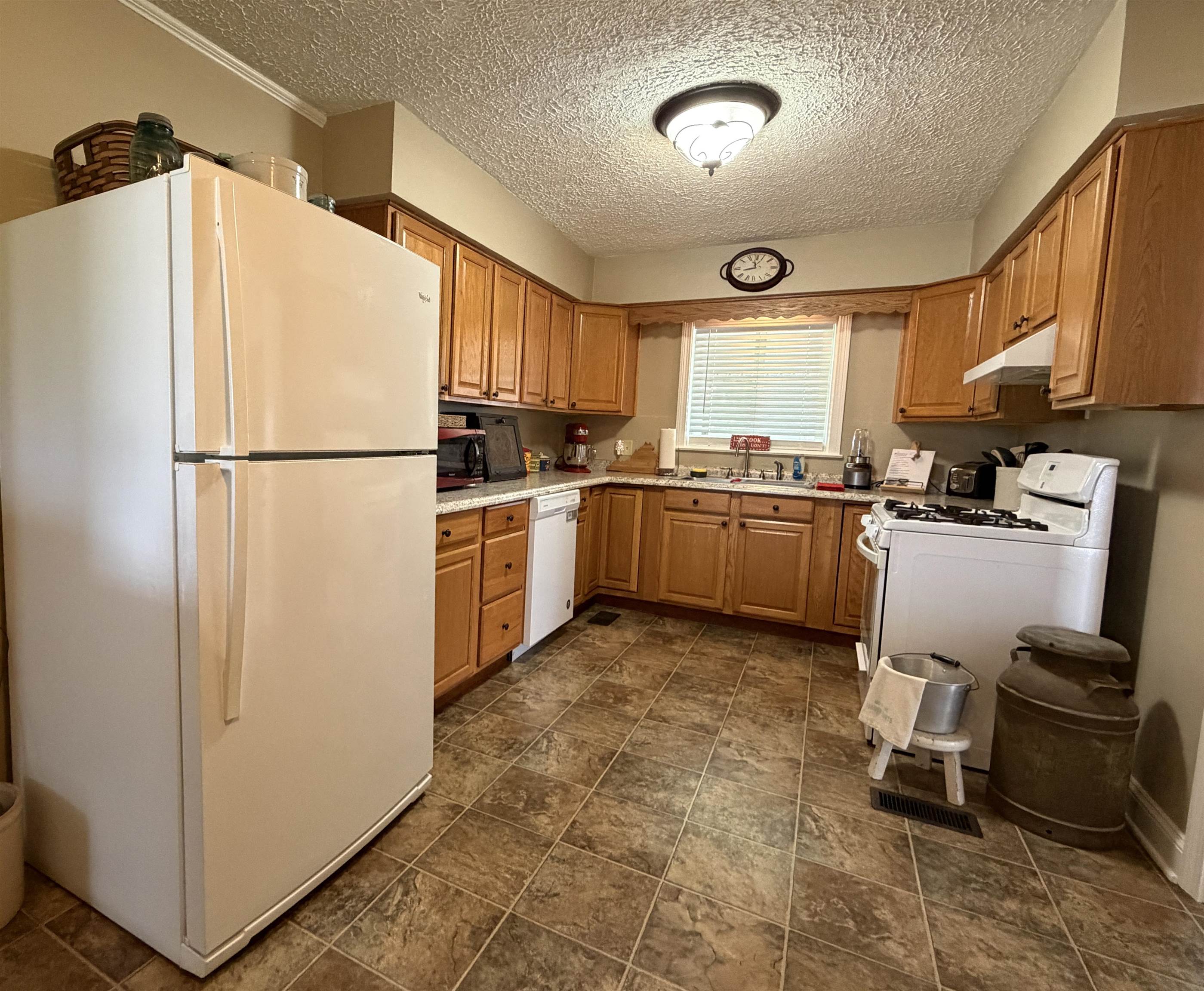 https://zimg.paragon.ice.com/ParagonImages/Property/PH/AABRKY/60767/4/0/0/29d4e74173b66f50867da8bc18d14fe4/0/38271144f3796bb36a4c6c72e0a6234f/60767-d0ad7384-9cda-475b-a910-6f95f892252e.JPG