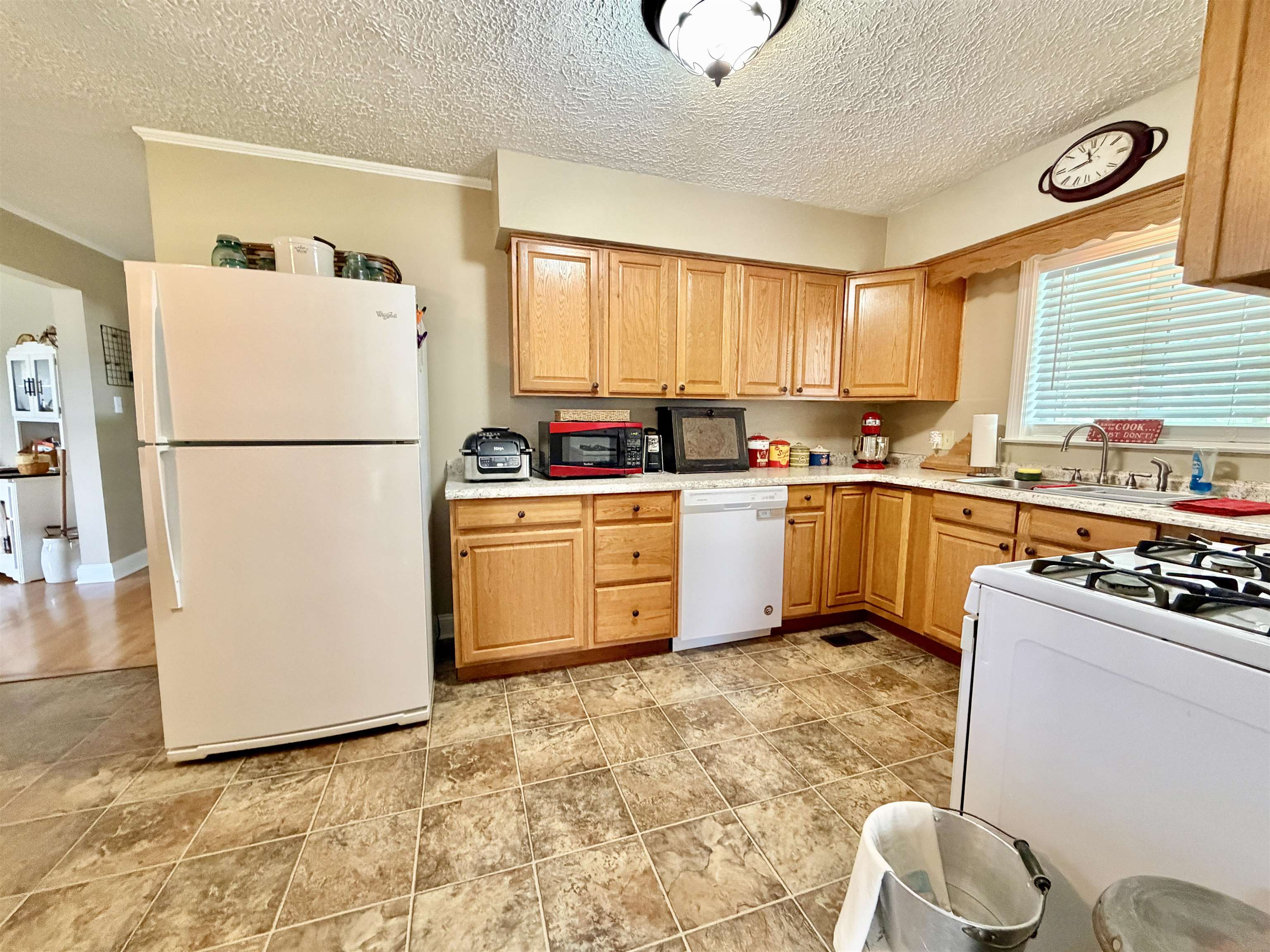 https://zimg.paragon.ice.com/ParagonImages/Property/PH/AABRKY/60767/5/0/0/c7118308d28882c495e7c0280dc06d4b/0/38271144f3796bb36a4c6c72e0a6234f/60767-e9a46488-edc1-40b7-86a8-16b3466fd3ed.JPG