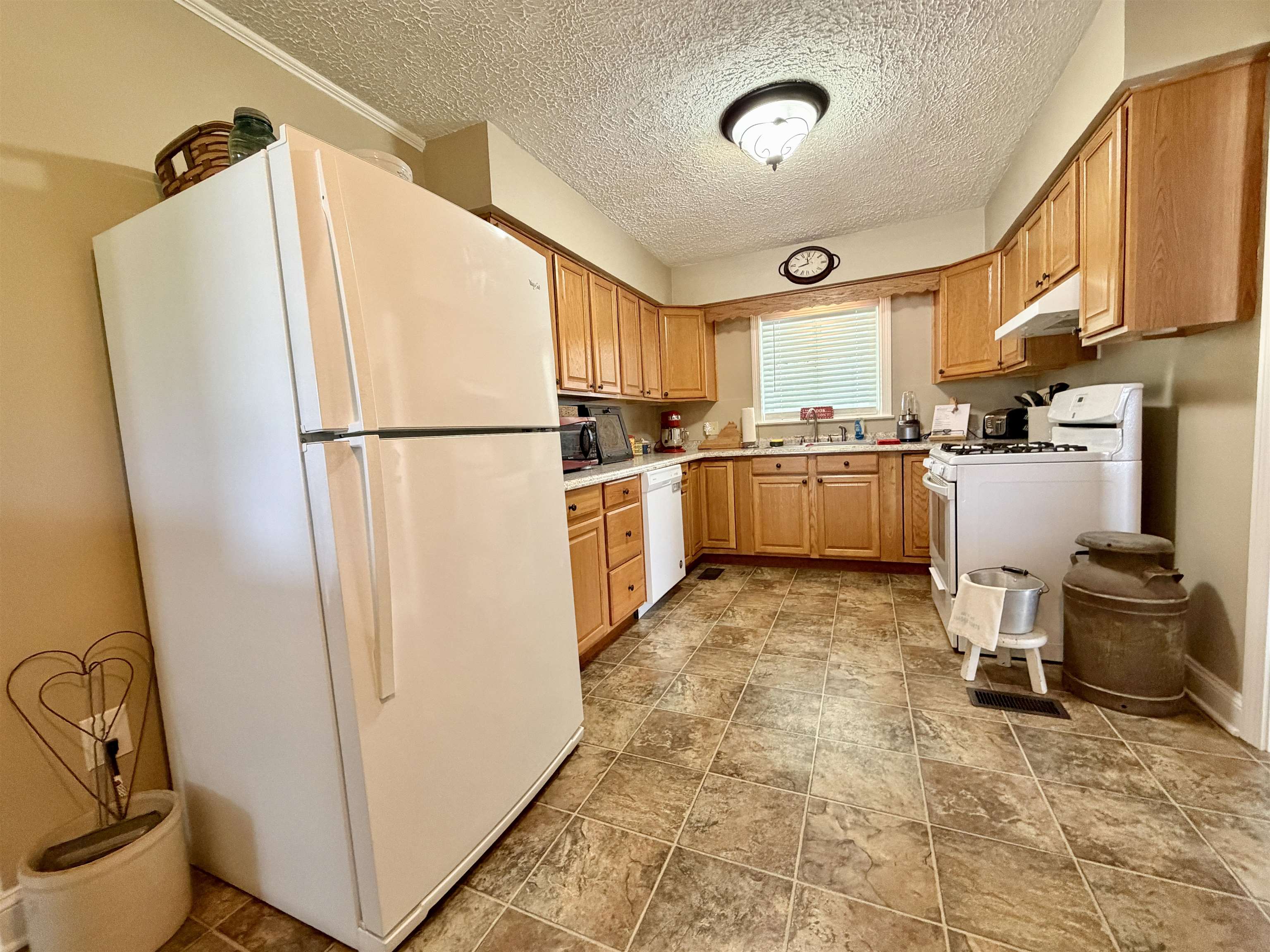 https://zimg.paragon.ice.com/ParagonImages/Property/PH/AABRKY/60767/6/0/0/4e6337cc018c3e440a8c0970829cc21b/0/38271144f3796bb36a4c6c72e0a6234f/60767-a4c1f9dd-bd9f-43aa-8804-0da8446a4cda.JPG