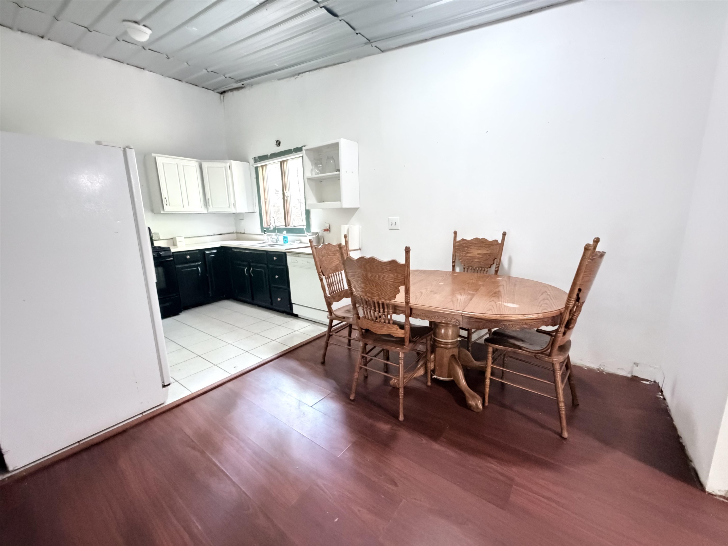 https://zimg.paragon.ice.com/ParagonImages/Property/PH/AABRKY/60775/6/0/0/371ba6dae7ff04a99c76039ced6d9bf8/0/b01790918c2629b18f155f4979c88d6b/60775-6b3a81ac-9dd5-4761-bac1-c95dd491e174.JPG