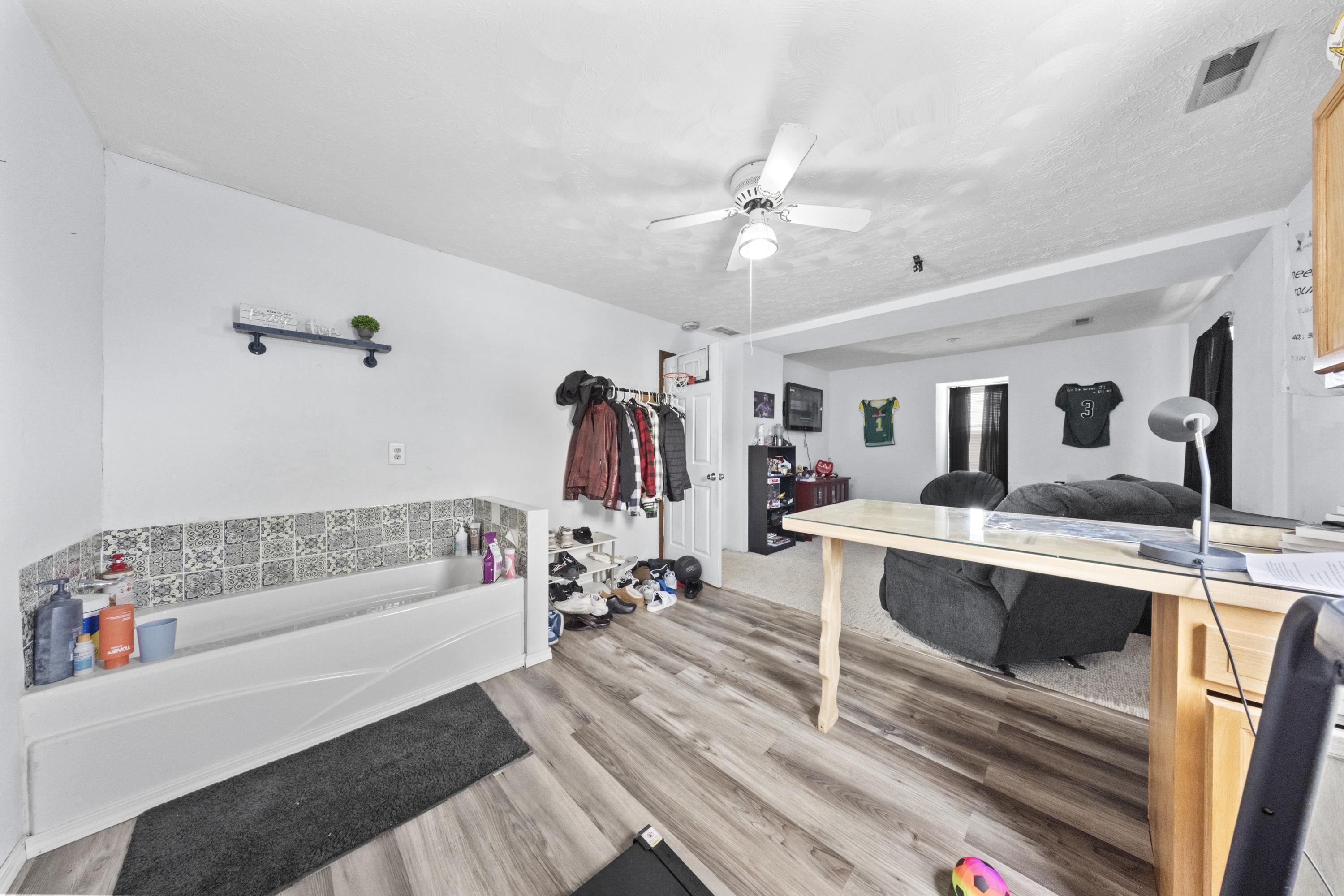 https://zimg.paragon.ice.com/ParagonImages/Property/PH/AABRKY/60800/13/0/0/5e6fc3d5054503ccccb0ca5b351920a7/0/988f8b4af7d5b079814ec1437f4a7a52/60800-baf54a29-6fd2-4209-b367-17e32fc4de85.JPG