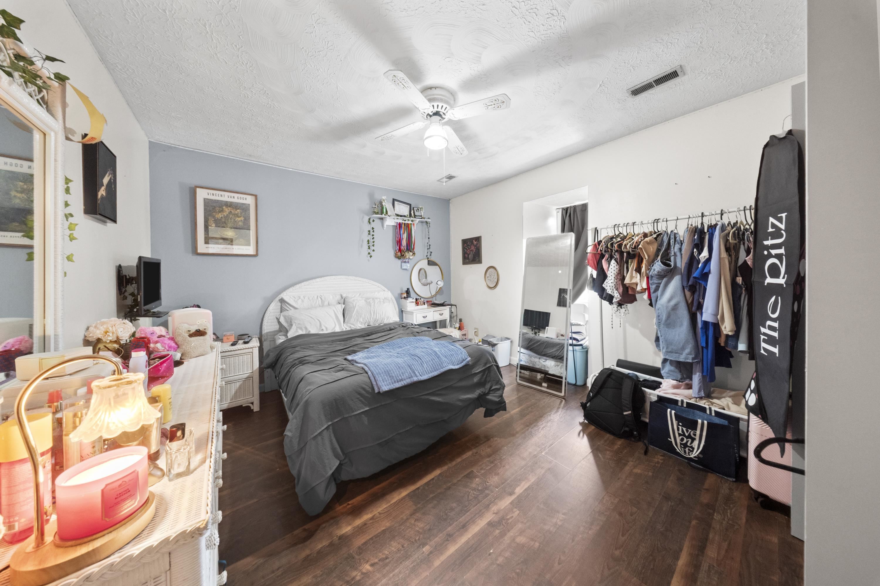 https://zimg.paragon.ice.com/ParagonImages/Property/PH/AABRKY/60800/3/0/0/dae1c6ab5538e2a2aefcdeaceeec10b9/0/988f8b4af7d5b079814ec1437f4a7a52/60800-5e89db5d-ebd0-49a6-a3a3-6df59dcb5c1e.JPG