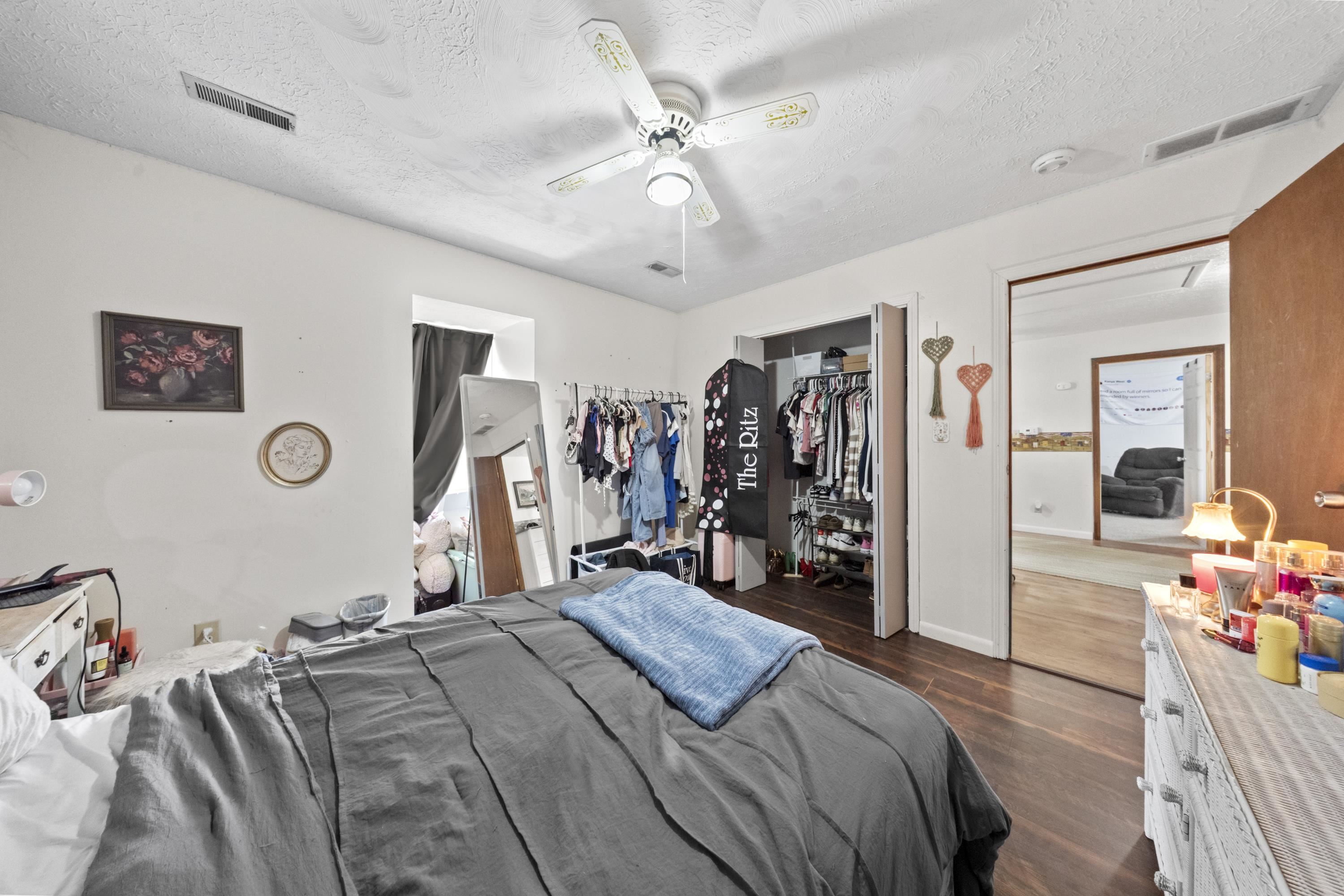 https://zimg.paragon.ice.com/ParagonImages/Property/PH/AABRKY/60800/4/0/0/a1e16c4d895fa41a9dd5d76510c69c18/0/988f8b4af7d5b079814ec1437f4a7a52/60800-d10b1113-41b2-4af3-87b2-5542ea42be17.JPG