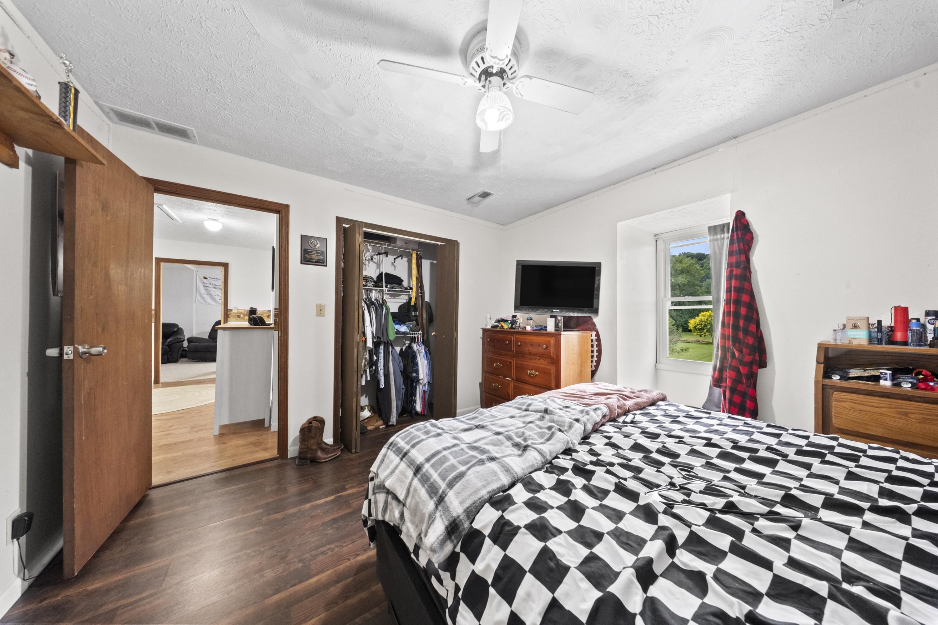 https://zimg.paragon.ice.com/ParagonImages/Property/PH/AABRKY/60800/6/0/0/1a0b4959e36dce8ac447e67c8c134e09/0/988f8b4af7d5b079814ec1437f4a7a52/60800-d2a5f206-2b48-4771-8f0c-5d594b33abd1.JPG