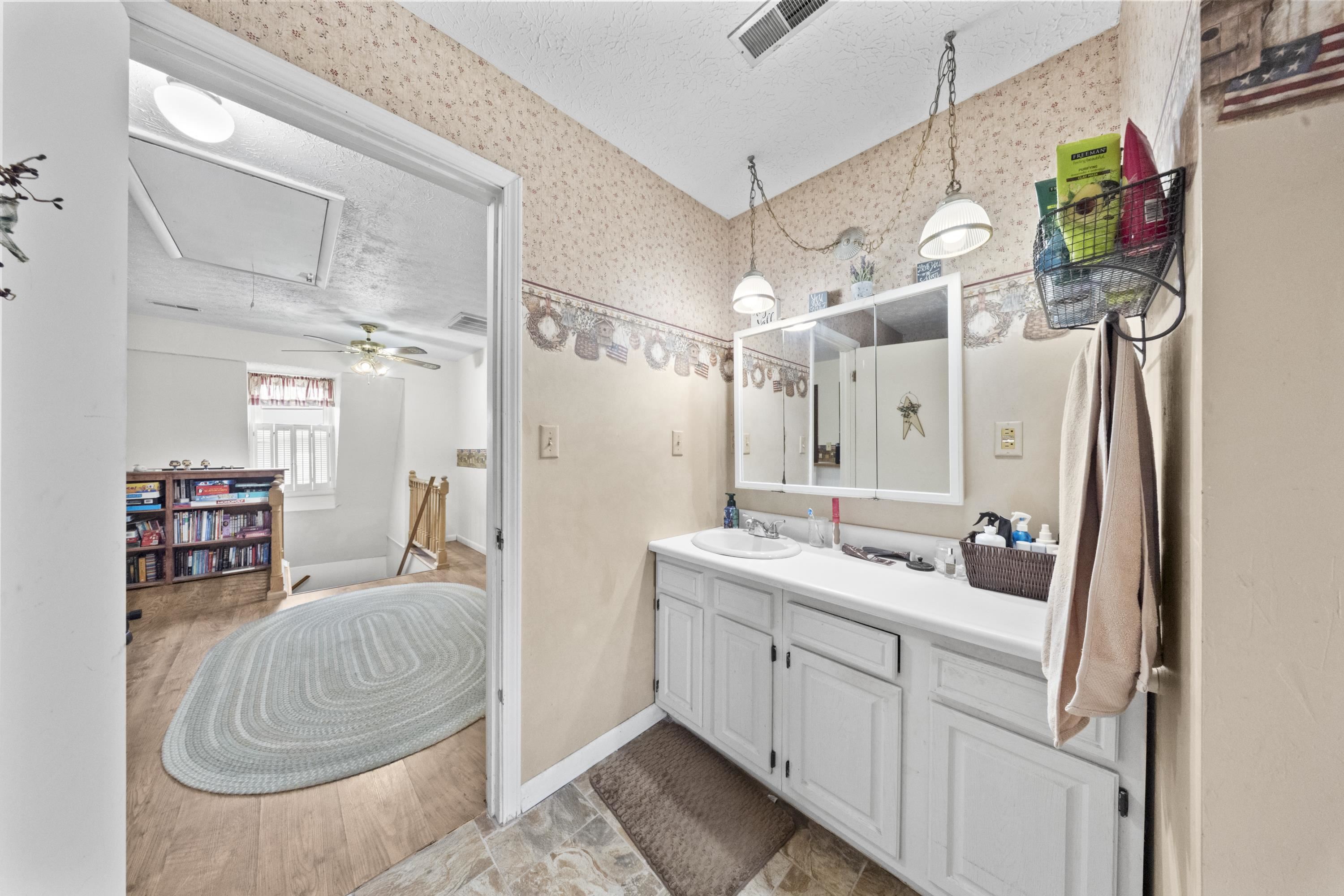 https://zimg.paragon.ice.com/ParagonImages/Property/PH/AABRKY/60800/8/0/0/e35844c40027b53f191e66208f2247af/0/988f8b4af7d5b079814ec1437f4a7a52/60800-3c956e07-640f-4f9e-9a03-8708a78e3311.JPG