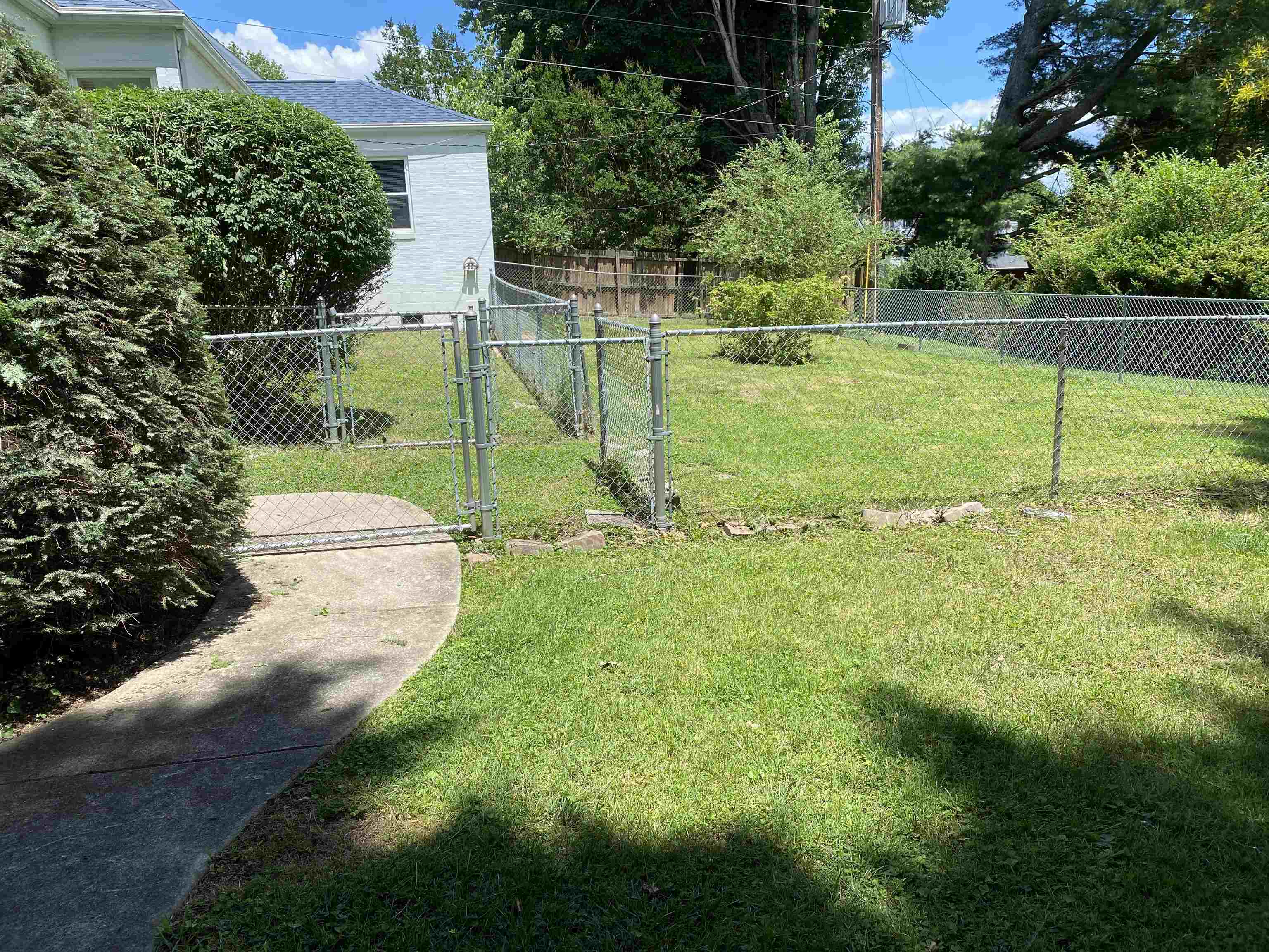 https://zimg.paragon.ice.com/ParagonImages/Property/PH/AABRKY/60801/11/0/0/6a56aa4626eae191857d00ae7233abed/0/a19db866ab5506f330f704e9babbbad3/60801-cfc1796d-8c2c-4a21-8563-d5620f93ad56.JPG