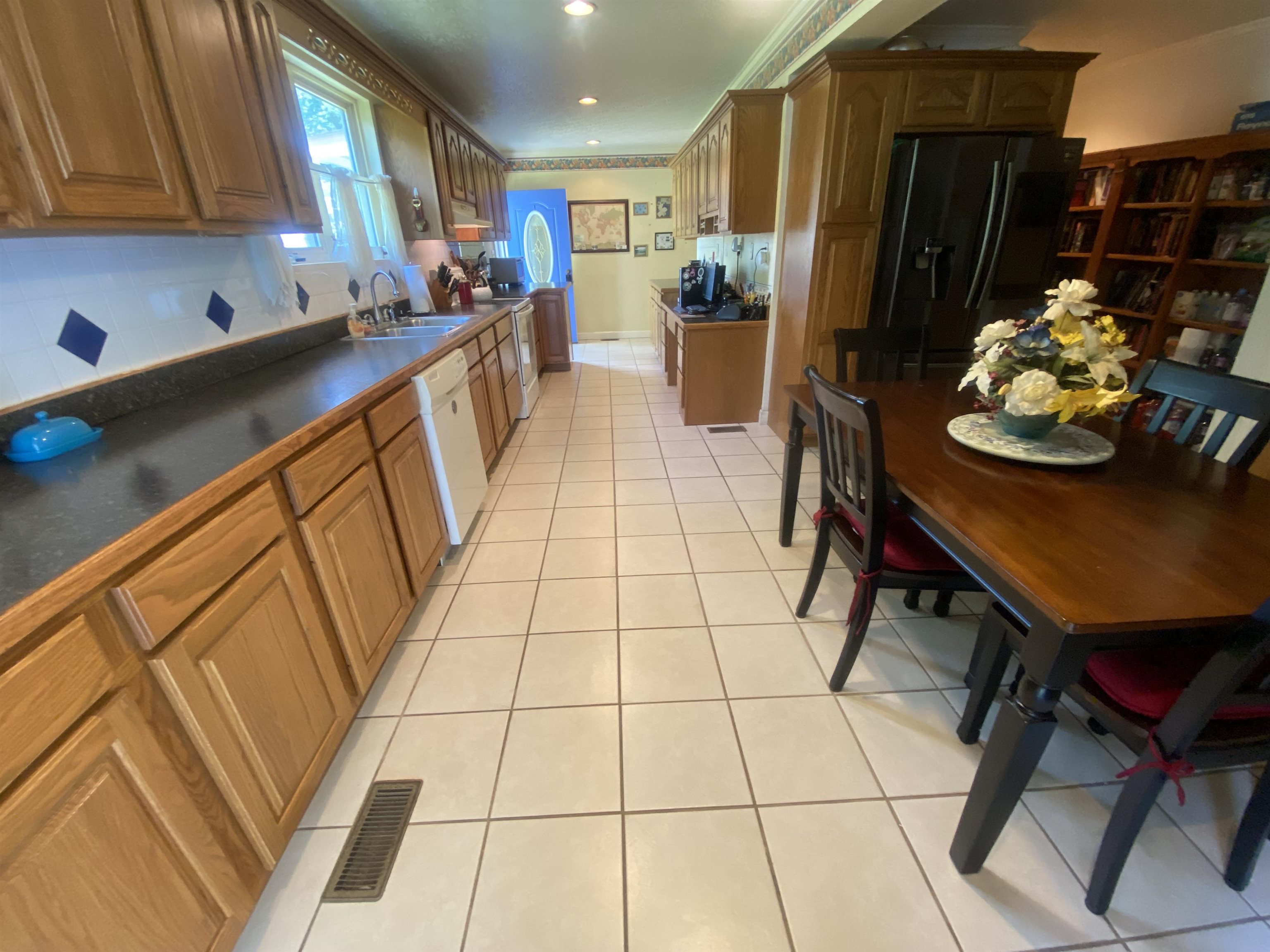 https://zimg.paragon.ice.com/ParagonImages/Property/PH/AABRKY/60801/4/0/0/56cc91f452fe382353355bb28b223ef9/0/a19db866ab5506f330f704e9babbbad3/60801-384e8360-fbee-4ee4-98ae-986db7a5ad32.JPG