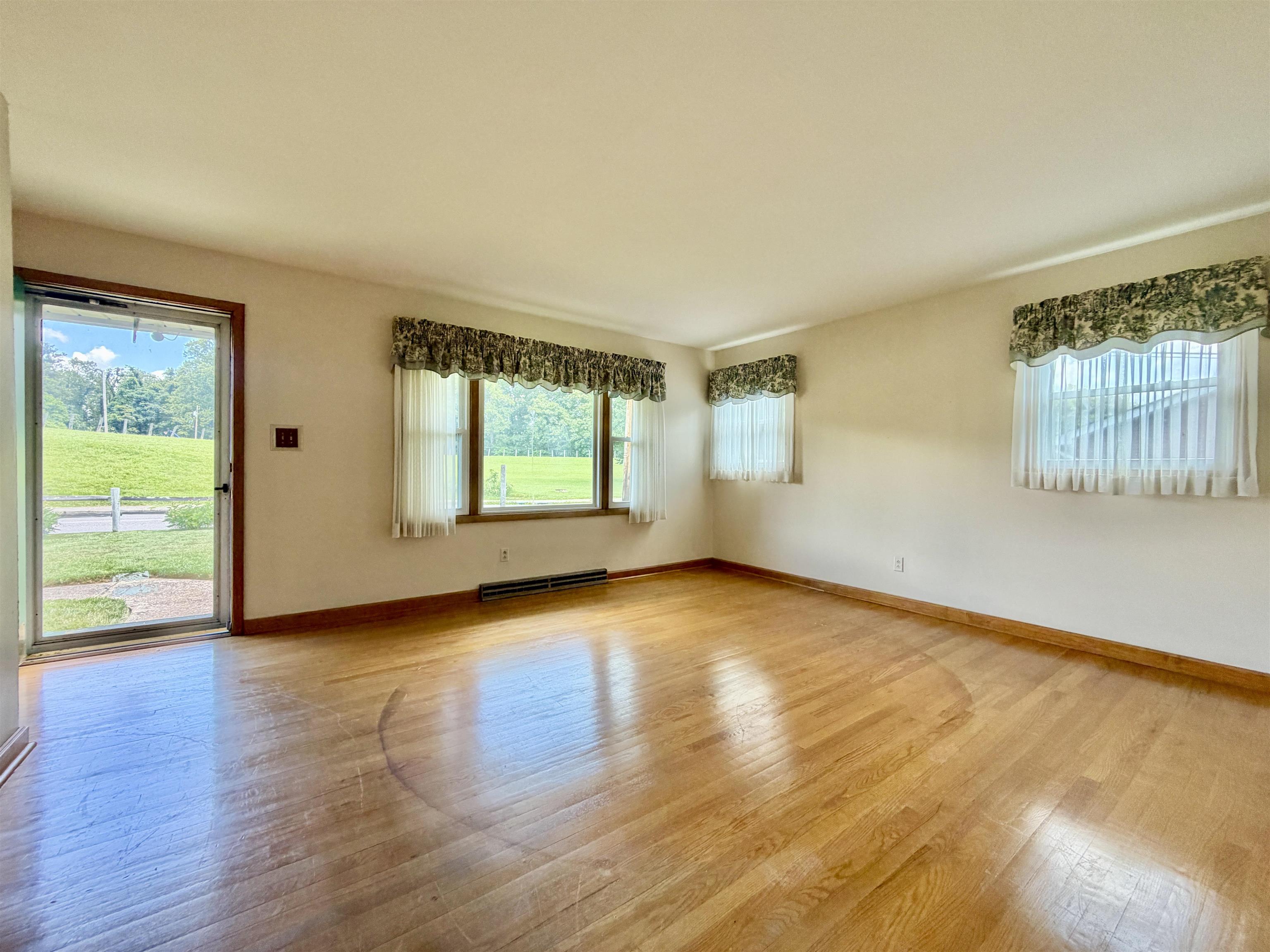 https://zimg.paragon.ice.com/ParagonImages/Property/PH/AABRKY/60804/3/0/0/4fe7b81d88681df9b85f210343619dfa/0/a024a0d3d0b2690641806c948296fb56/60804-bea9a02e-a509-4988-a578-4014479ac8ca.JPG