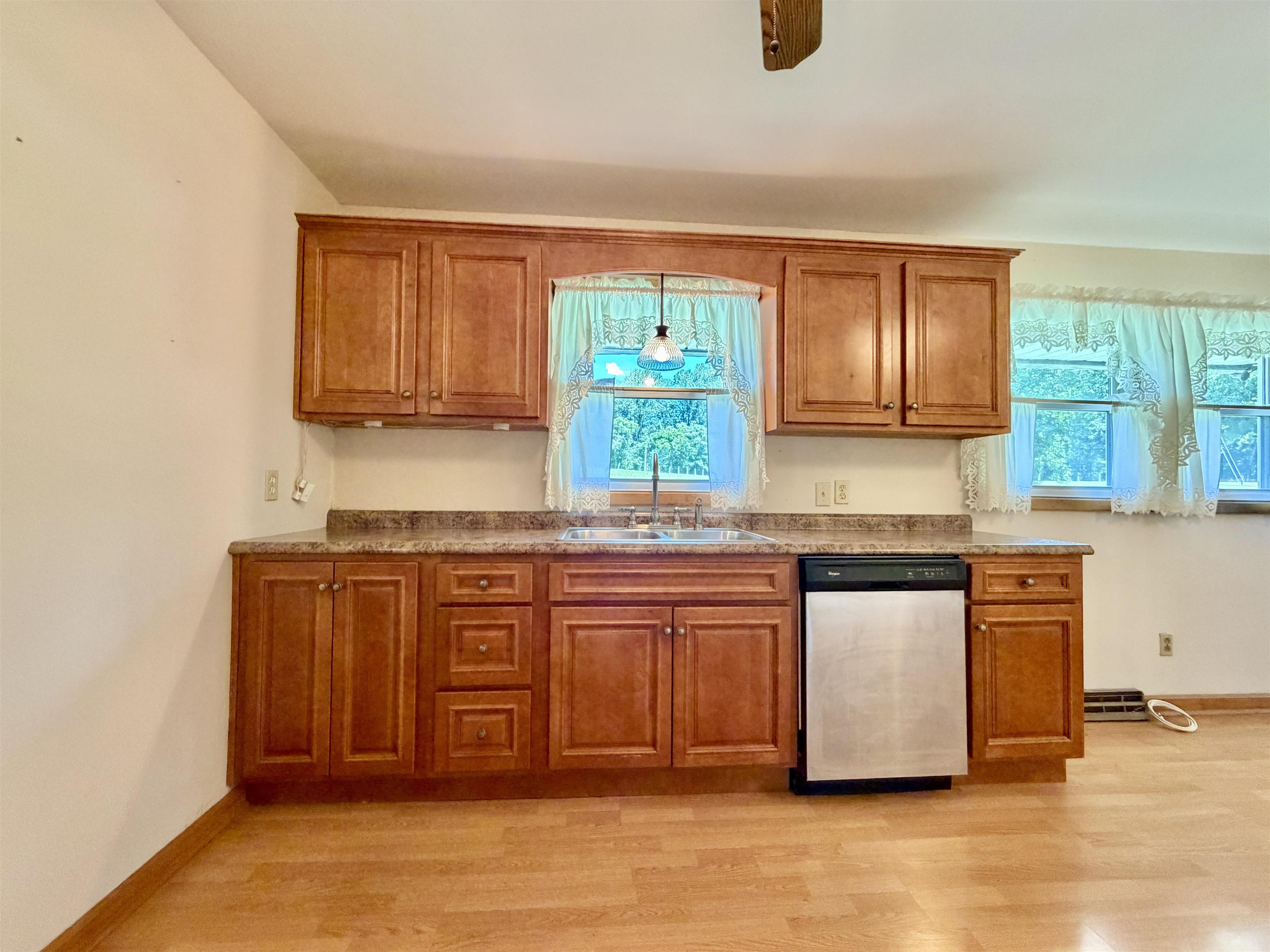 https://zimg.paragon.ice.com/ParagonImages/Property/PH/AABRKY/60804/5/0/0/a3d45b529721d759371528731f7b5cf8/0/a024a0d3d0b2690641806c948296fb56/60804-ad59b5d3-5f11-4ec0-a90e-1bbecb817c5d.JPG