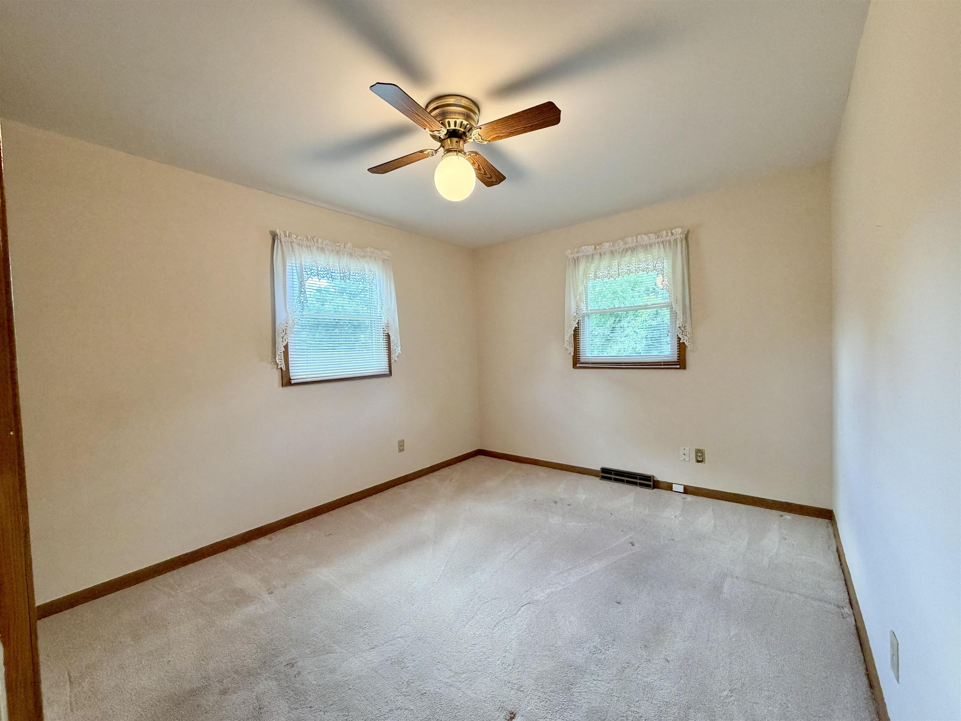 https://zimg.paragon.ice.com/ParagonImages/Property/PH/AABRKY/60804/7/0/0/4789a2e743cc7a2eb6f18fc7135859a8/0/a024a0d3d0b2690641806c948296fb56/60804-1895d84b-0353-433c-a76a-8ff474060b7e.JPG